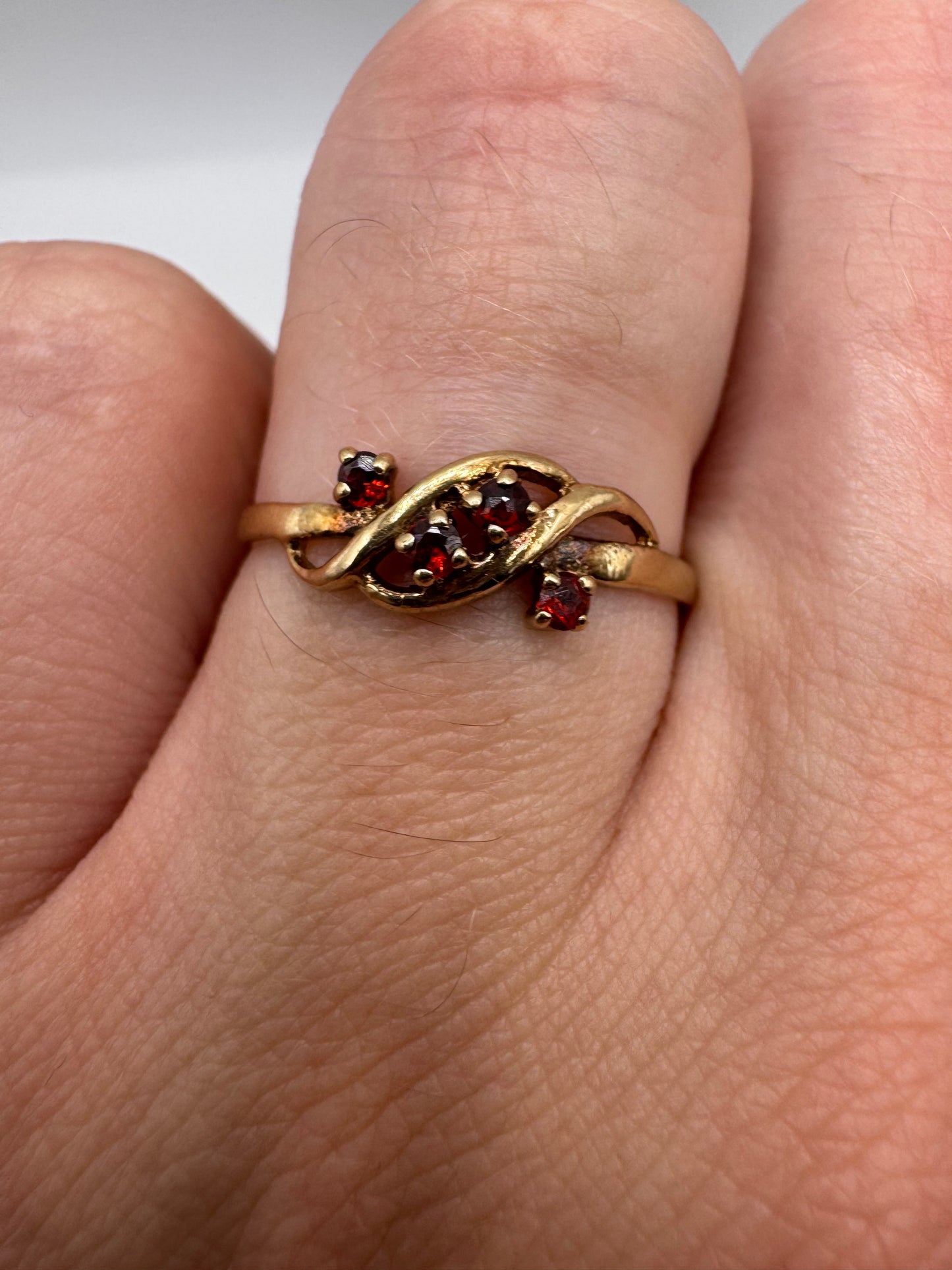 9ct gold garnet ring