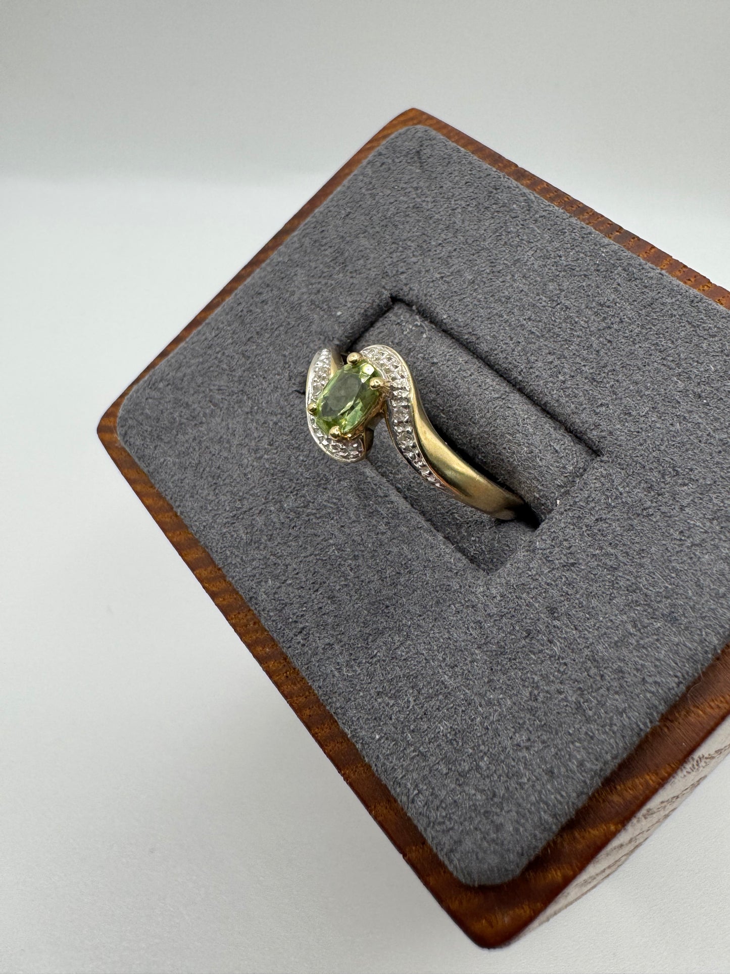 9ct gold peridot and diamond ring