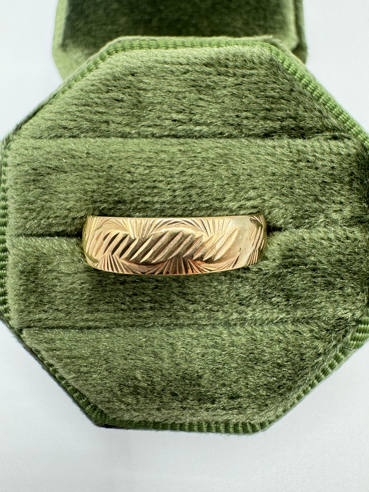 Vintage 9ct gold patterned band