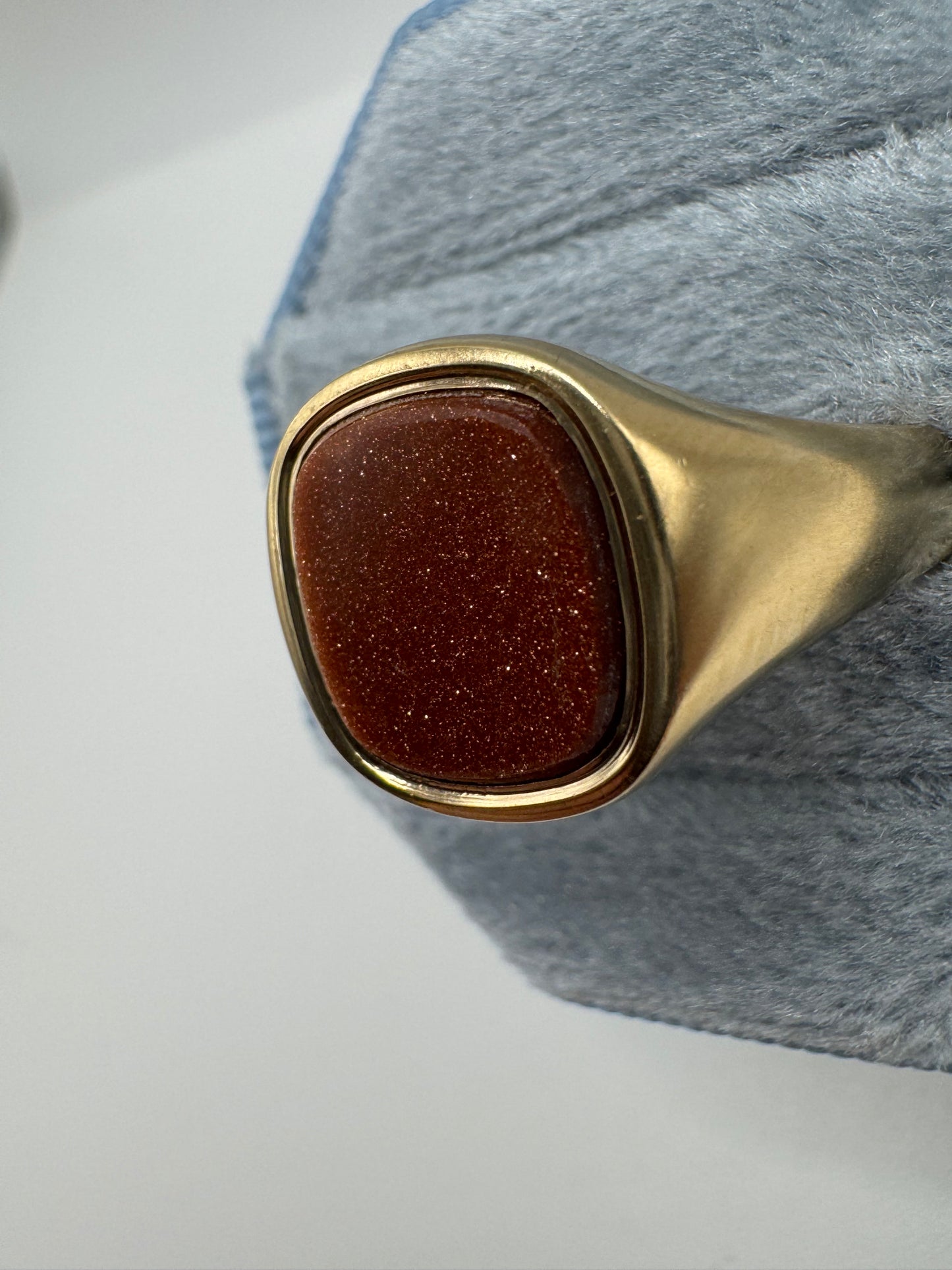 Heavy 9ct gold sandstone signet ring
