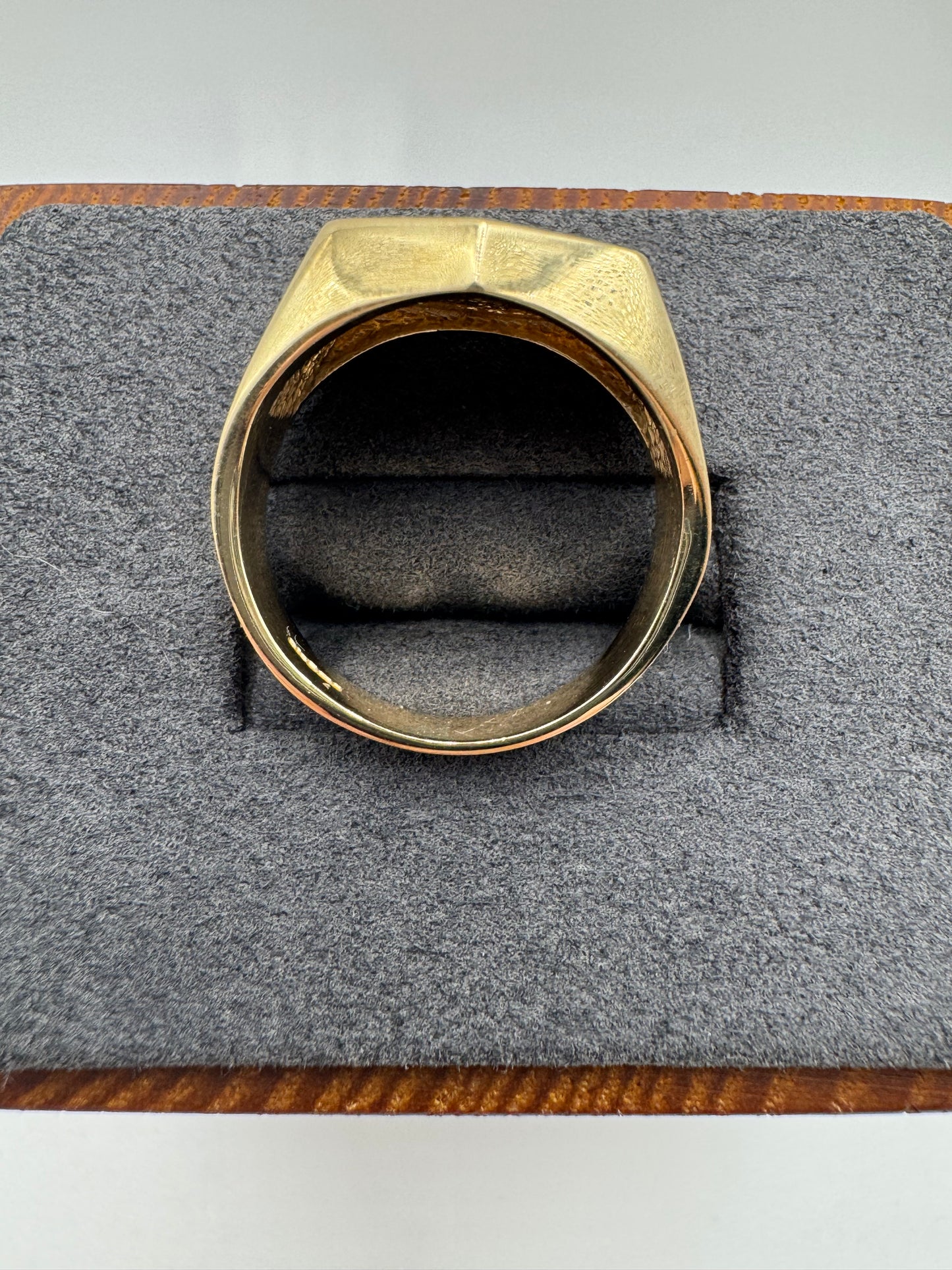 Heavy 9ct gold England 3 Lions ring