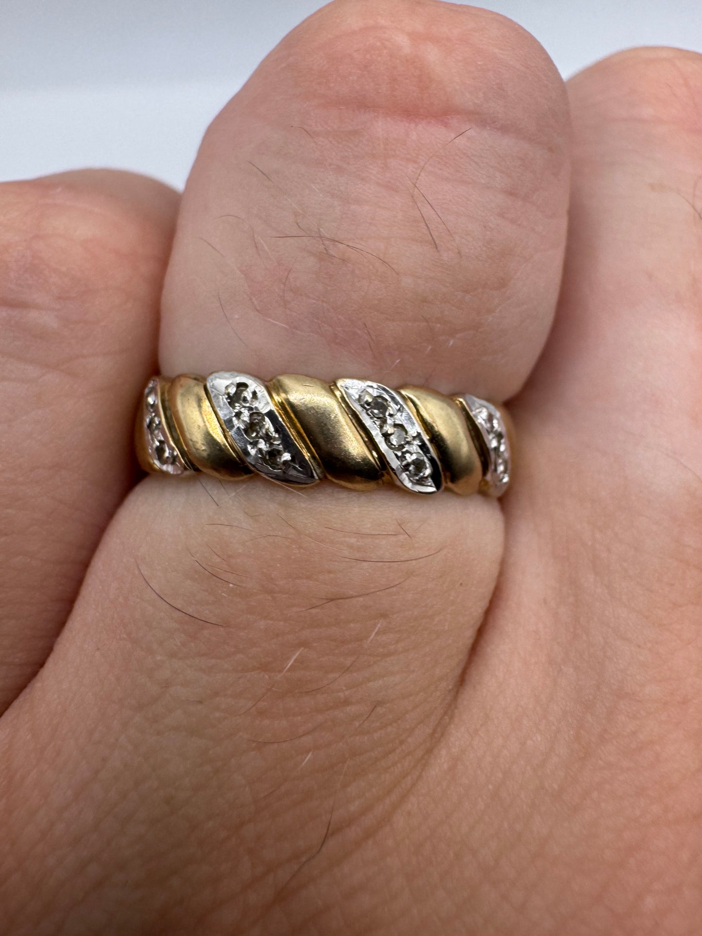 9ct gold patterned diamond ring