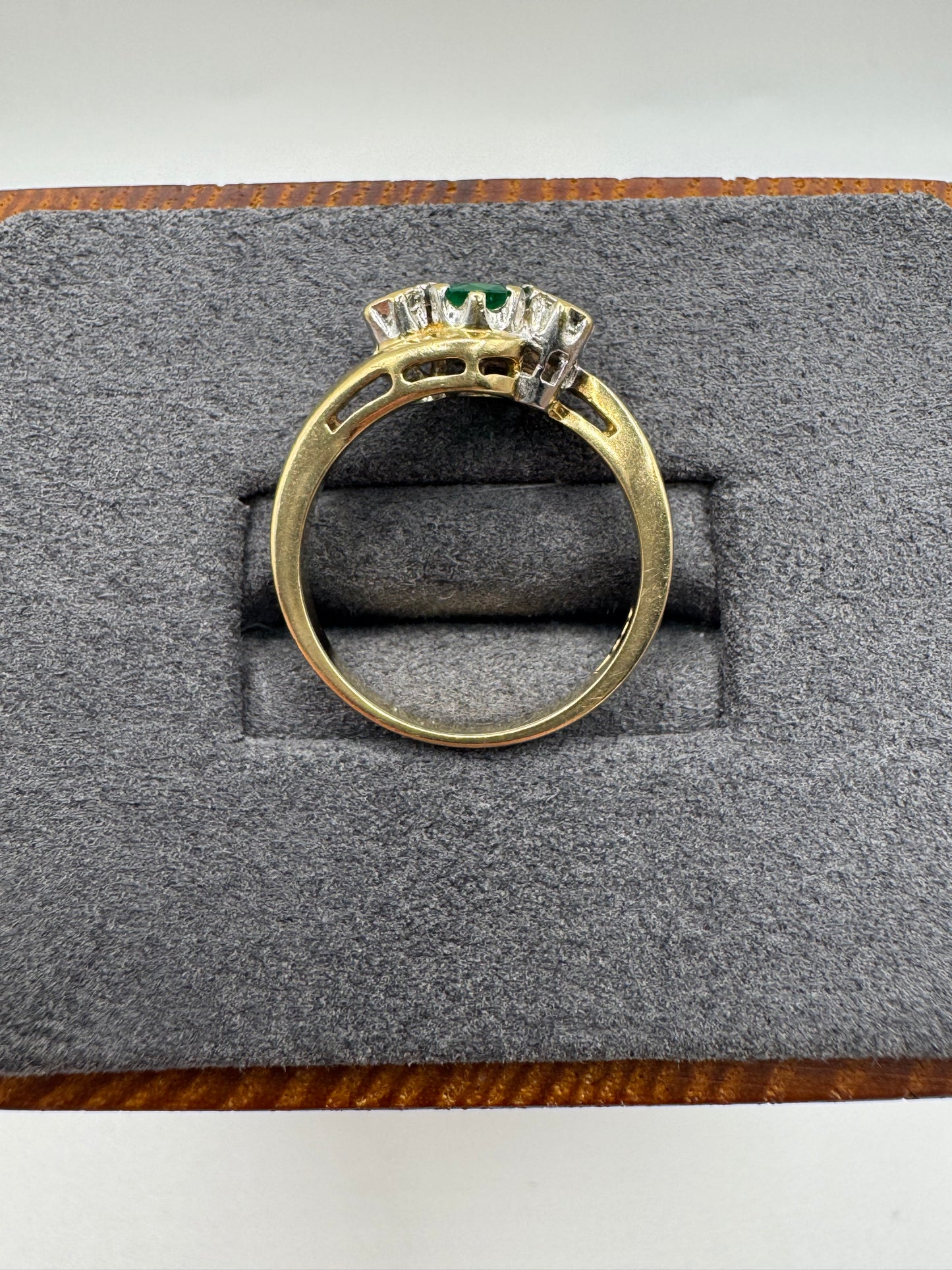 9ct gold green agate and diamond ring