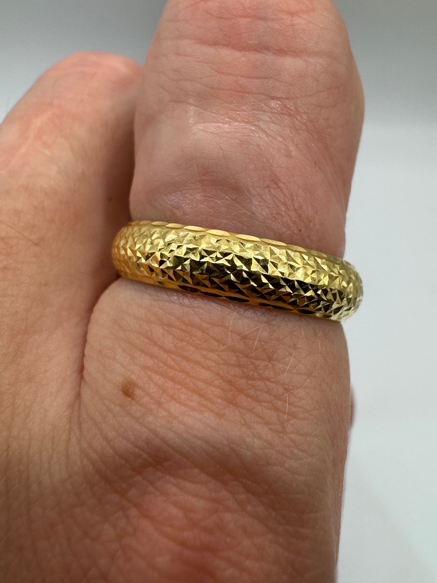 9ct gold textured band
