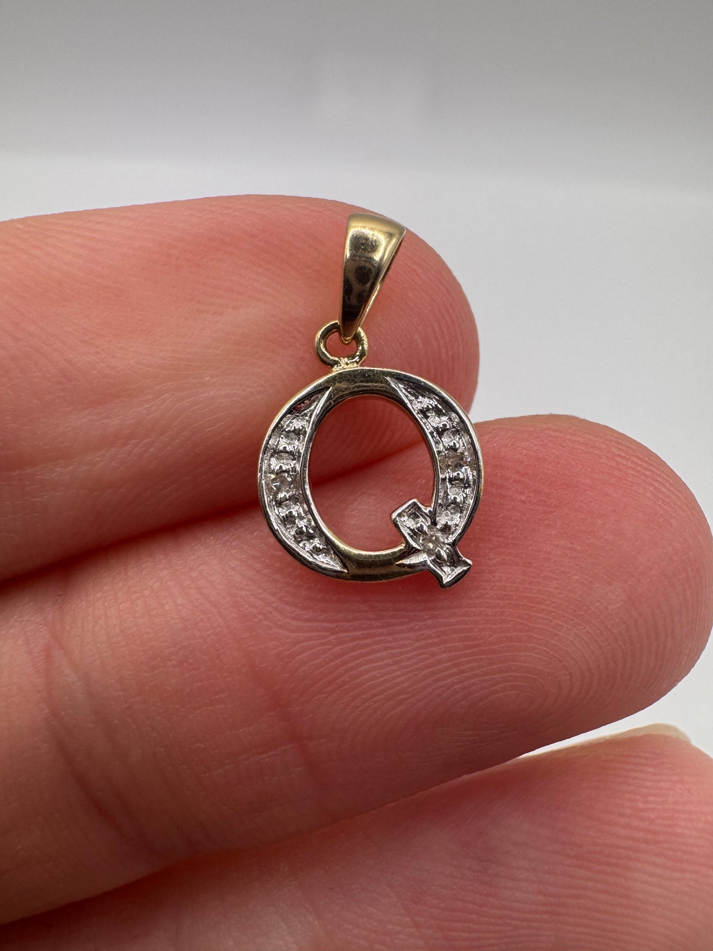 9ct gold diamond initial Q pendant
