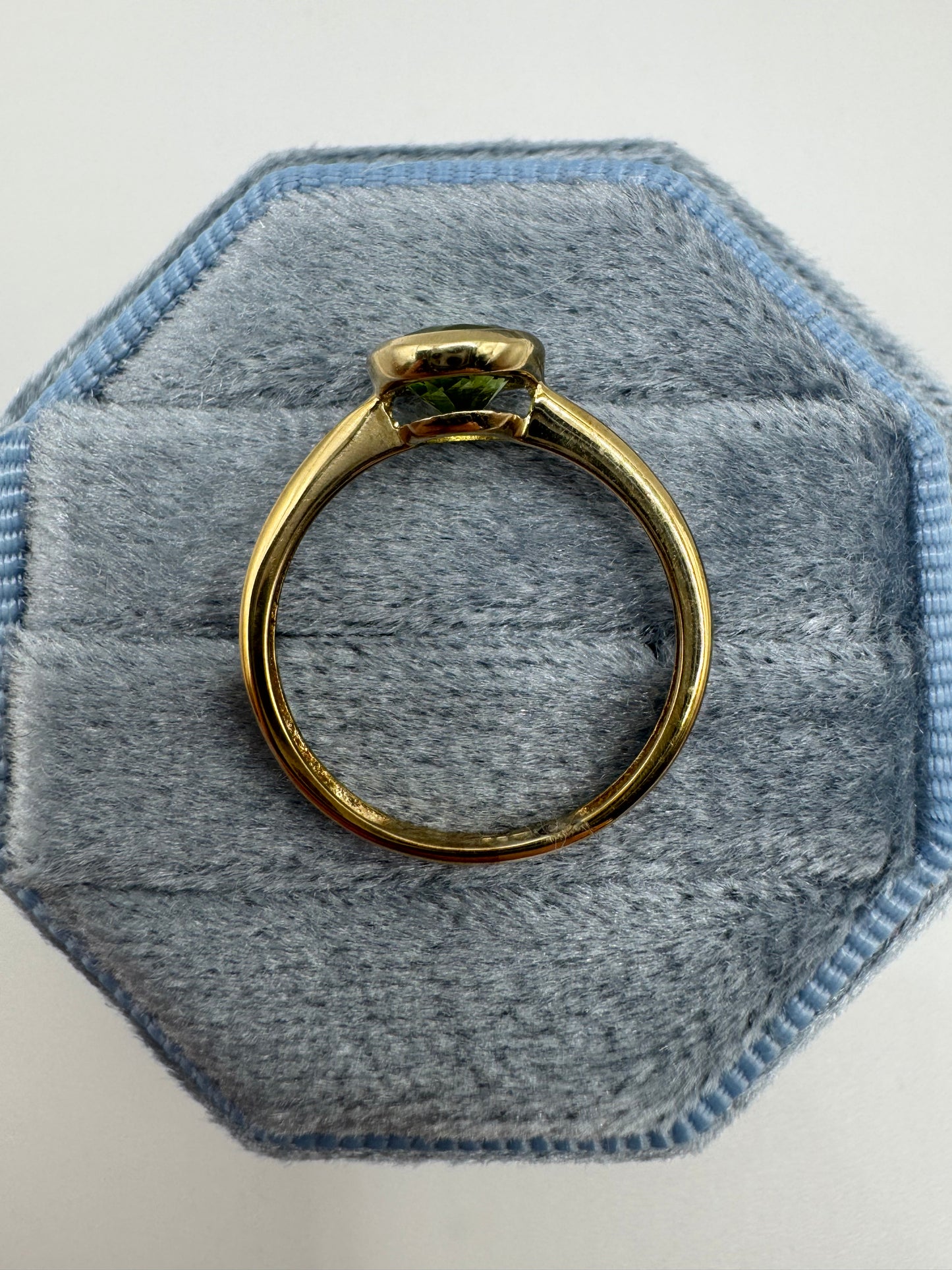 9ct gold peridot ring