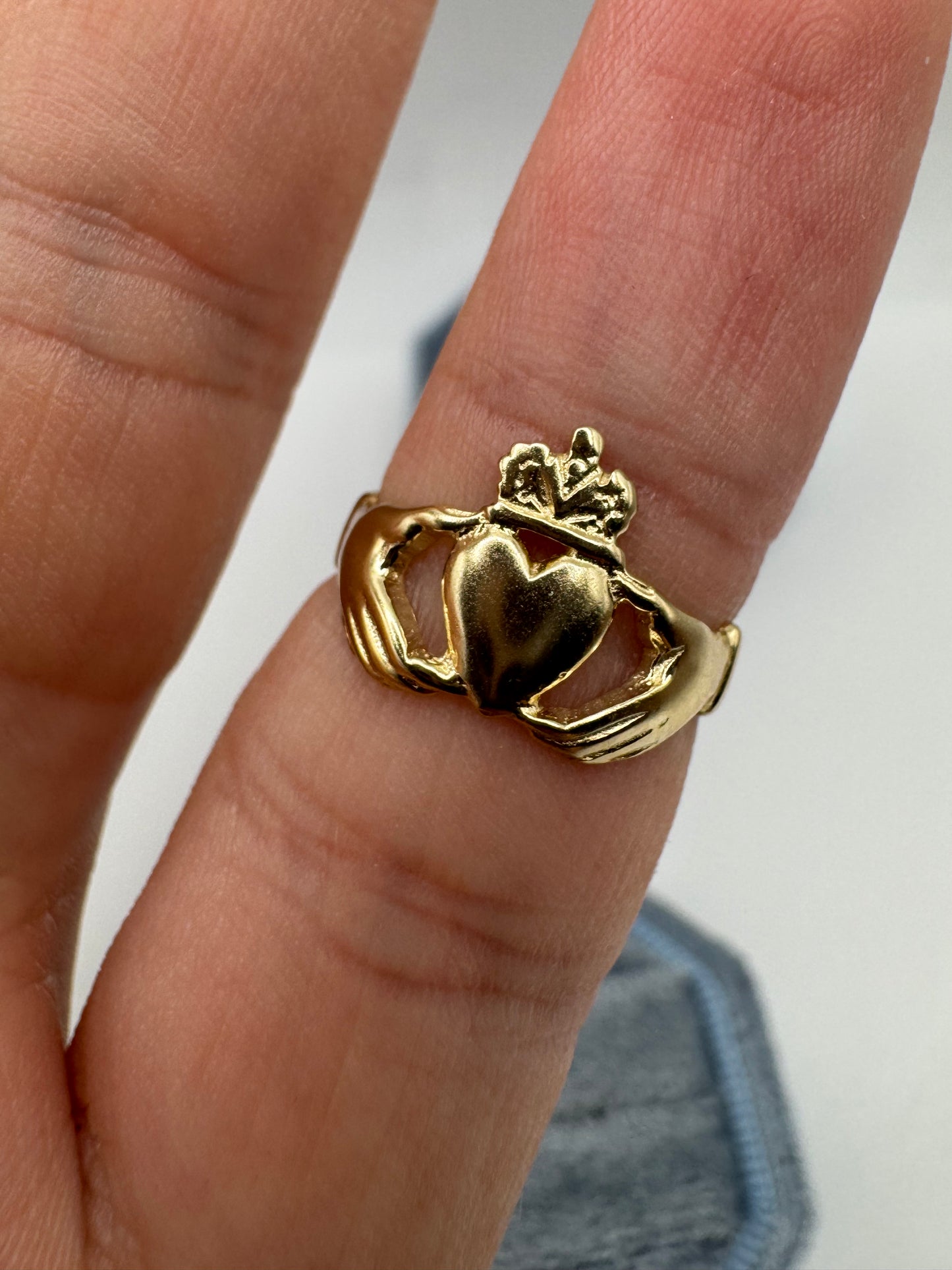 9ct gold claddagh ring