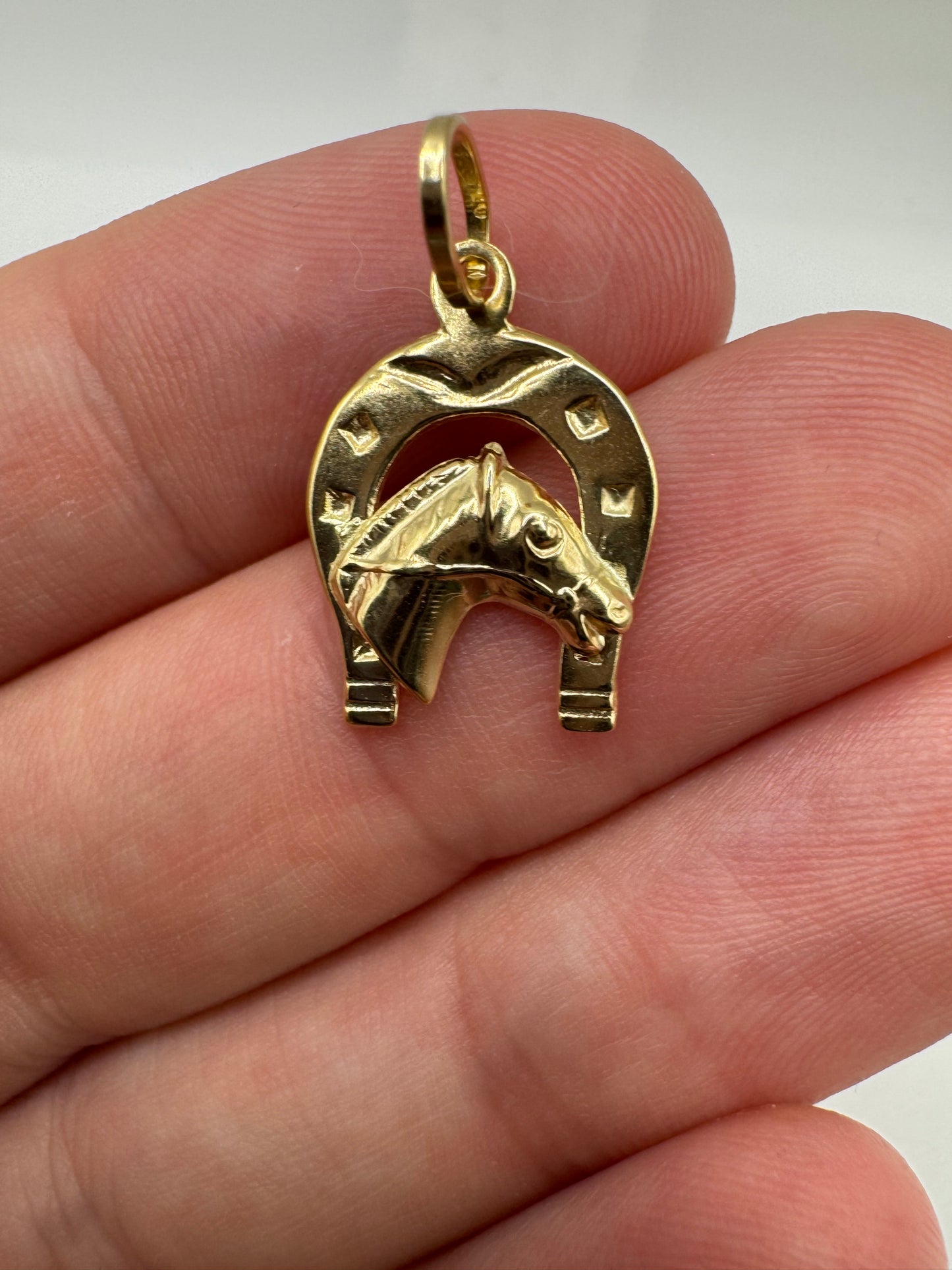 9ct gold horseshoe pendant