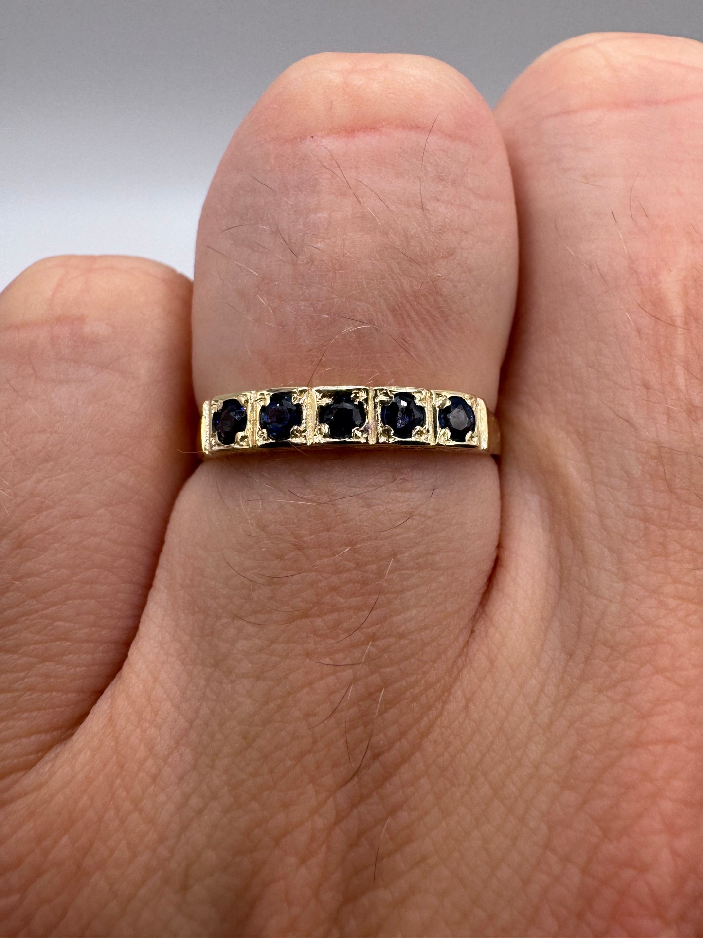 9ct gold sapphire ring