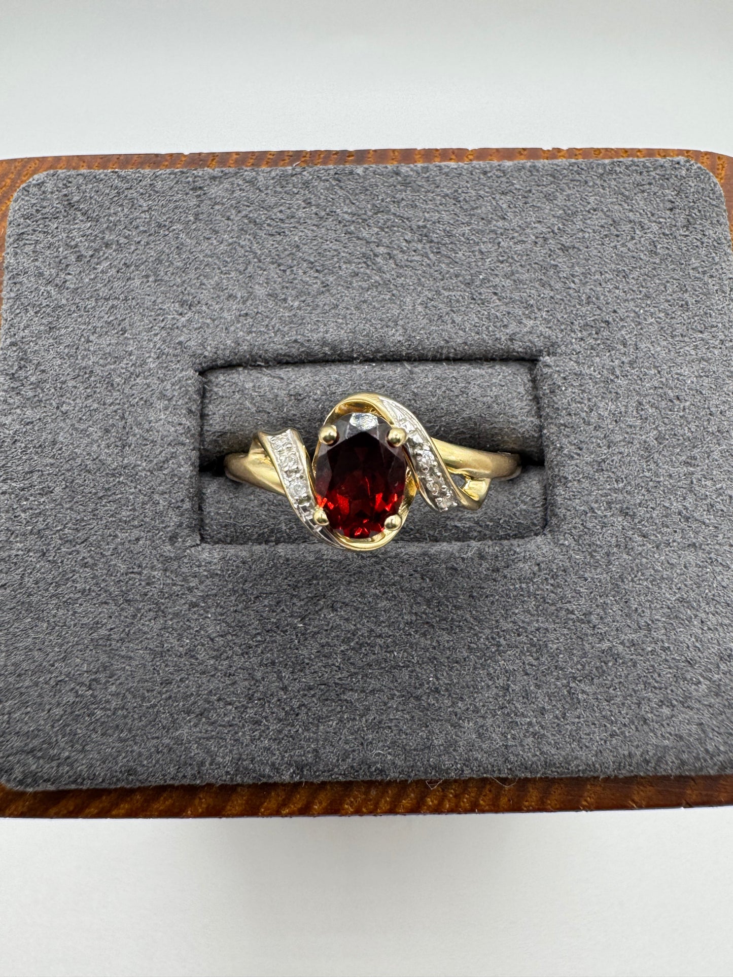 9ct gold garnet and diamond ring