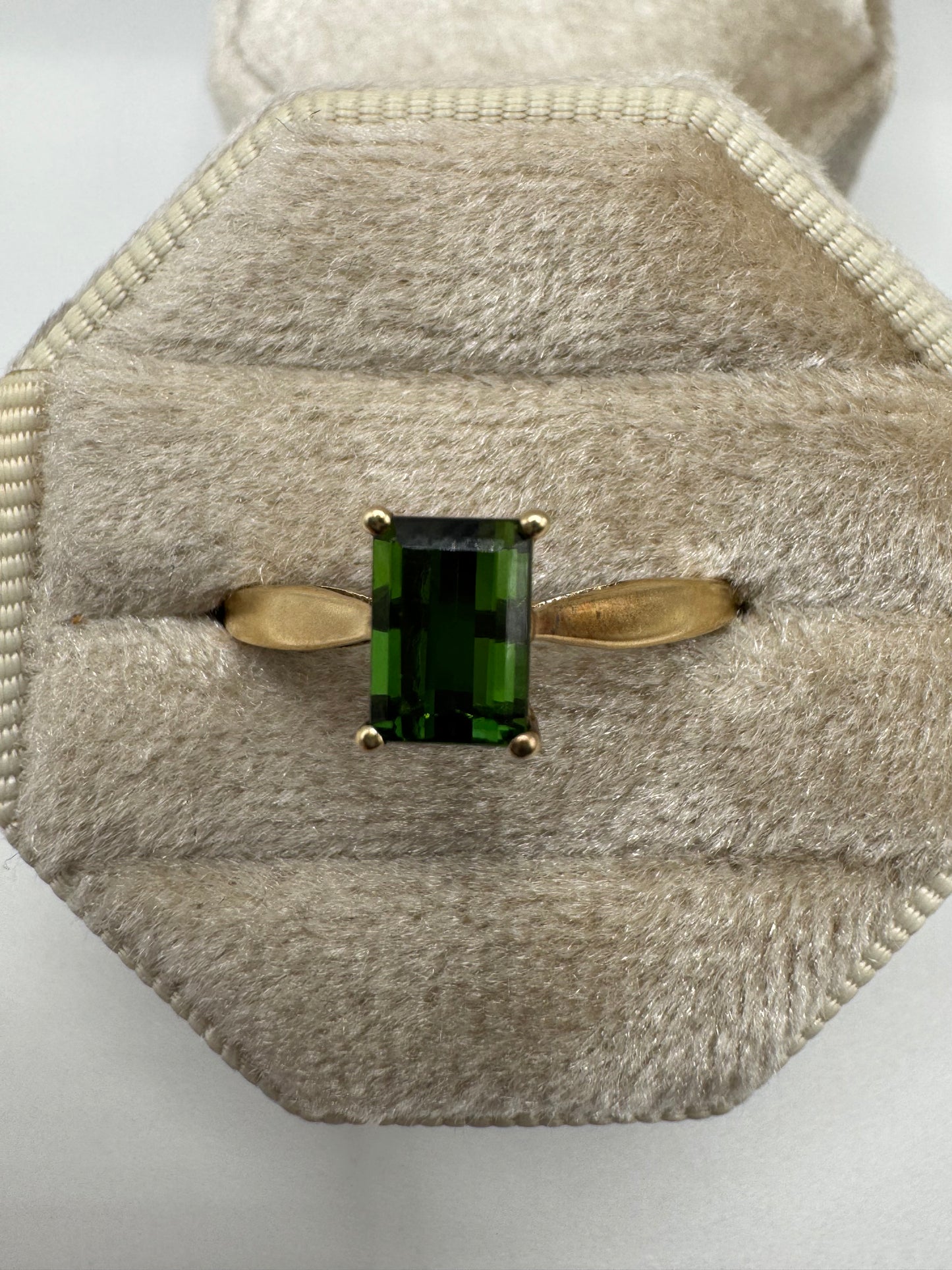 9ct gold green tourmaline ring