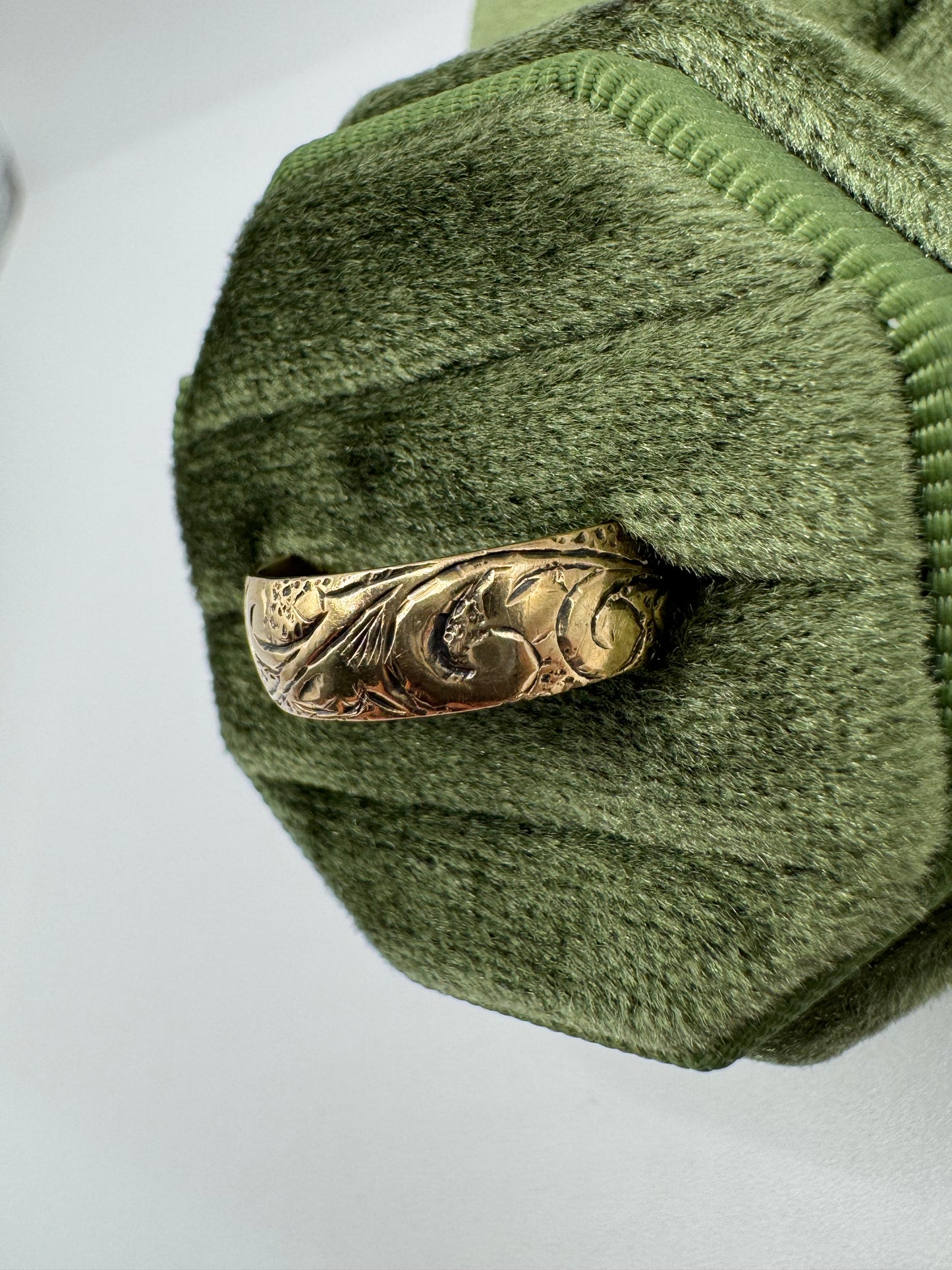 9ct gold patterned band