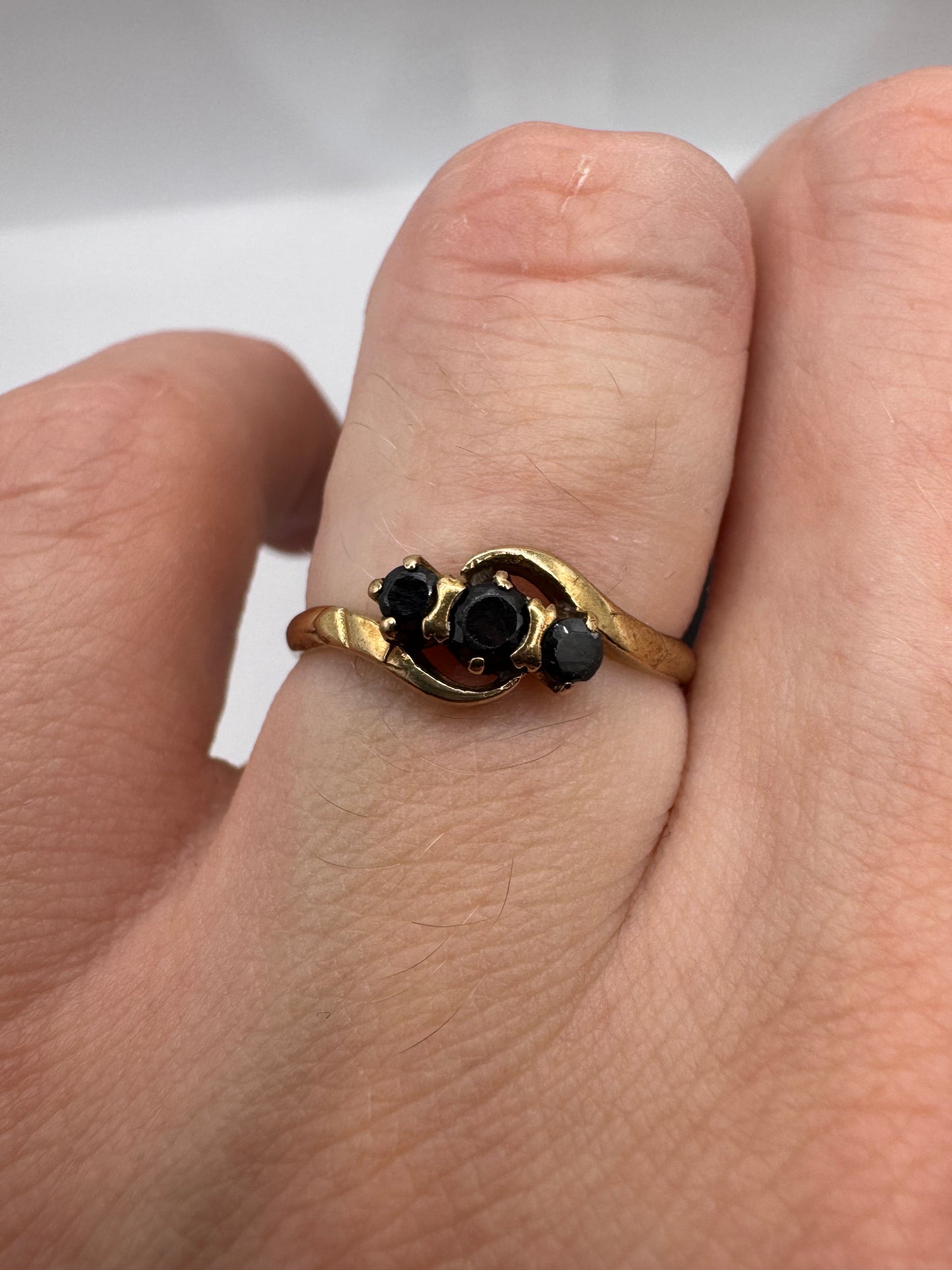 9ct gold garnet ring