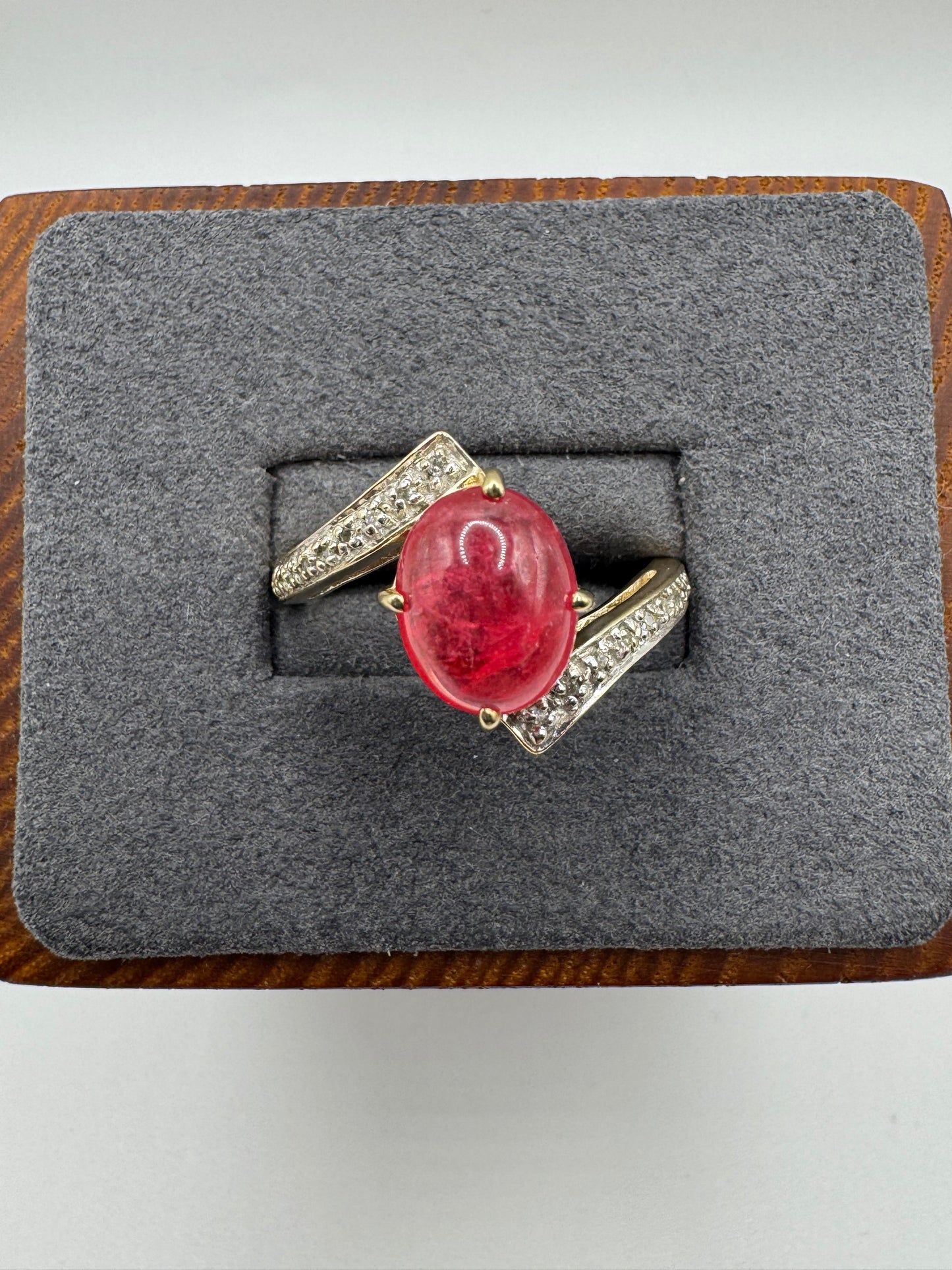 Heavy 9ct gold cabochon quartz and diamond ring