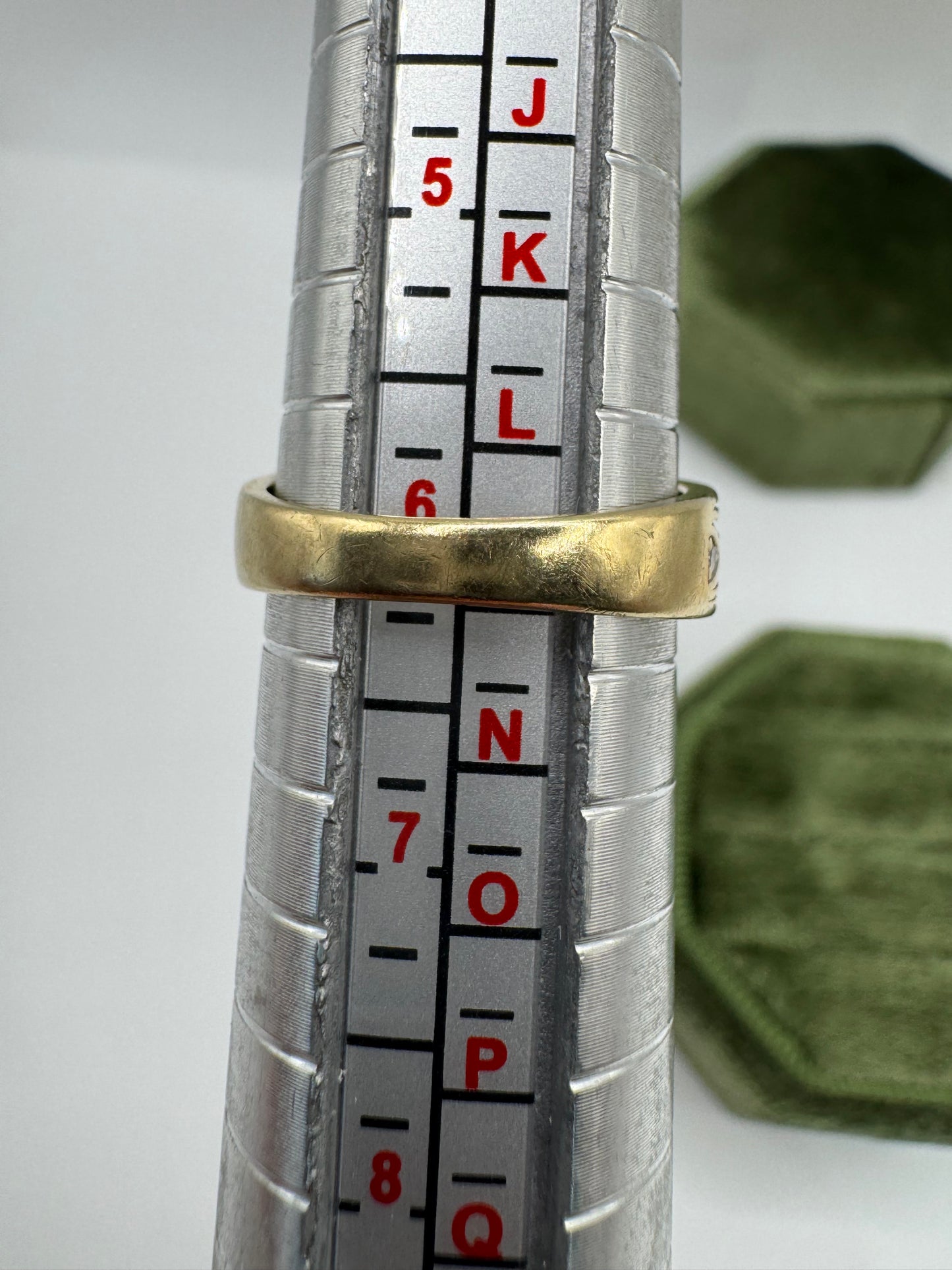 9ct gold patterned diamond ring