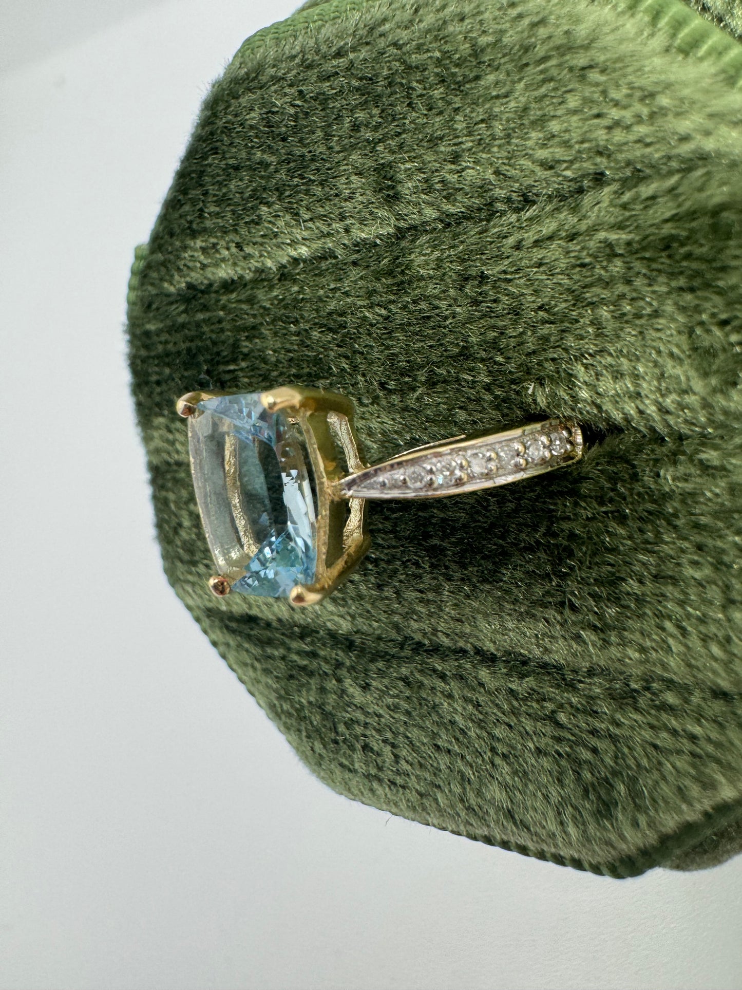 9ct gold aquamarine and diamond ring