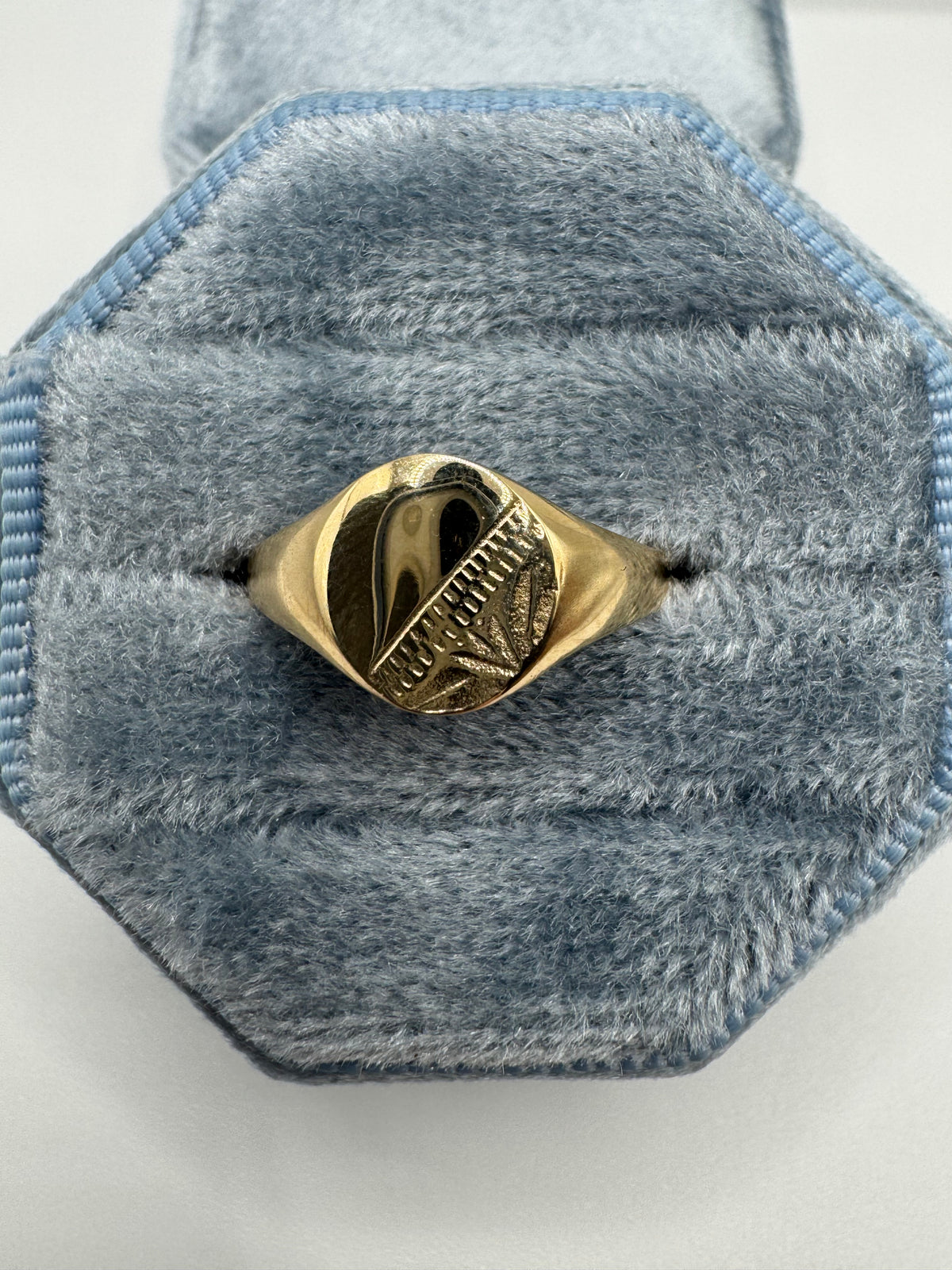 9ct gold engraved signet ring