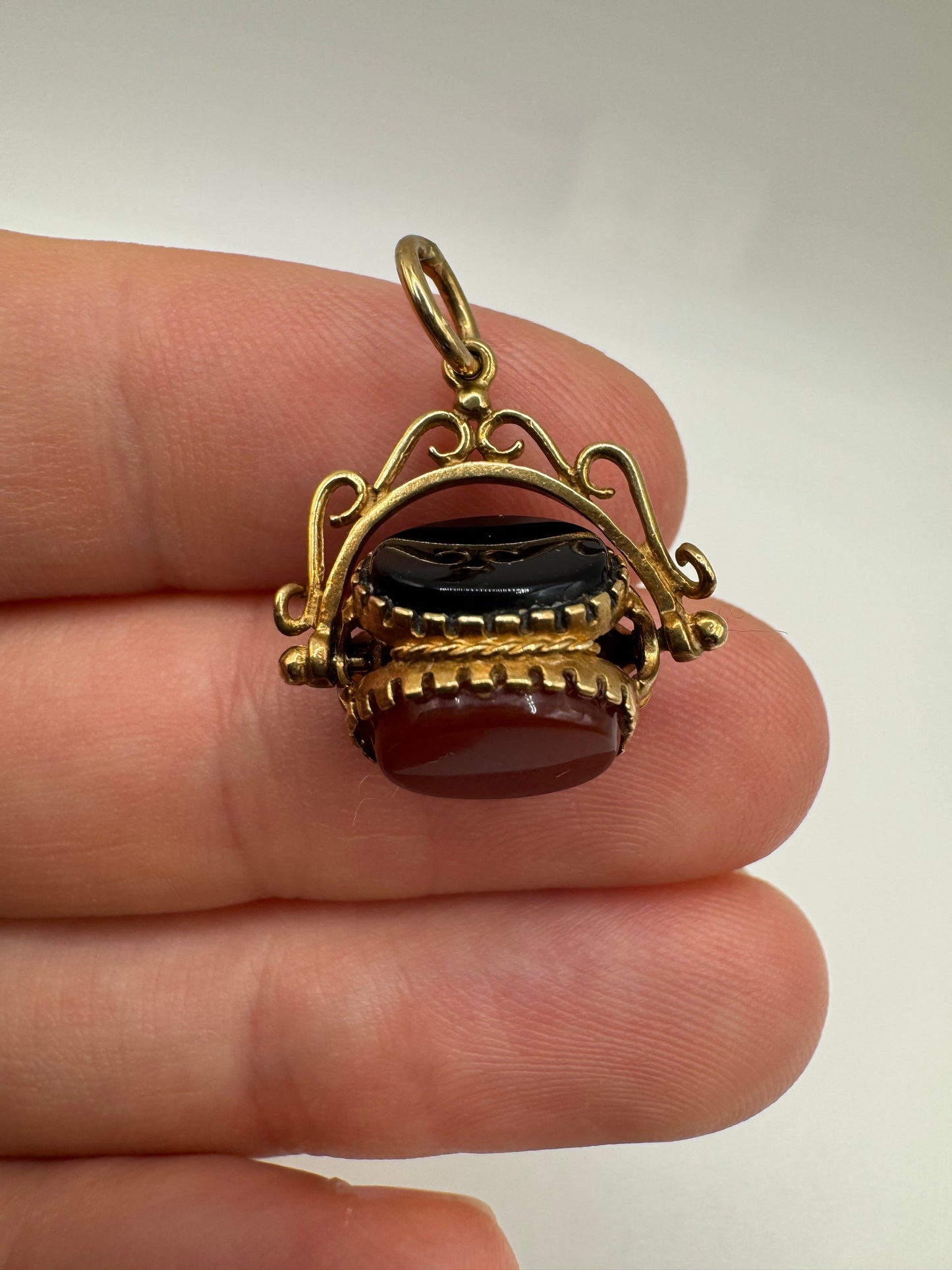 9ct gold onyx, carnelian and bloodstone spinning fob