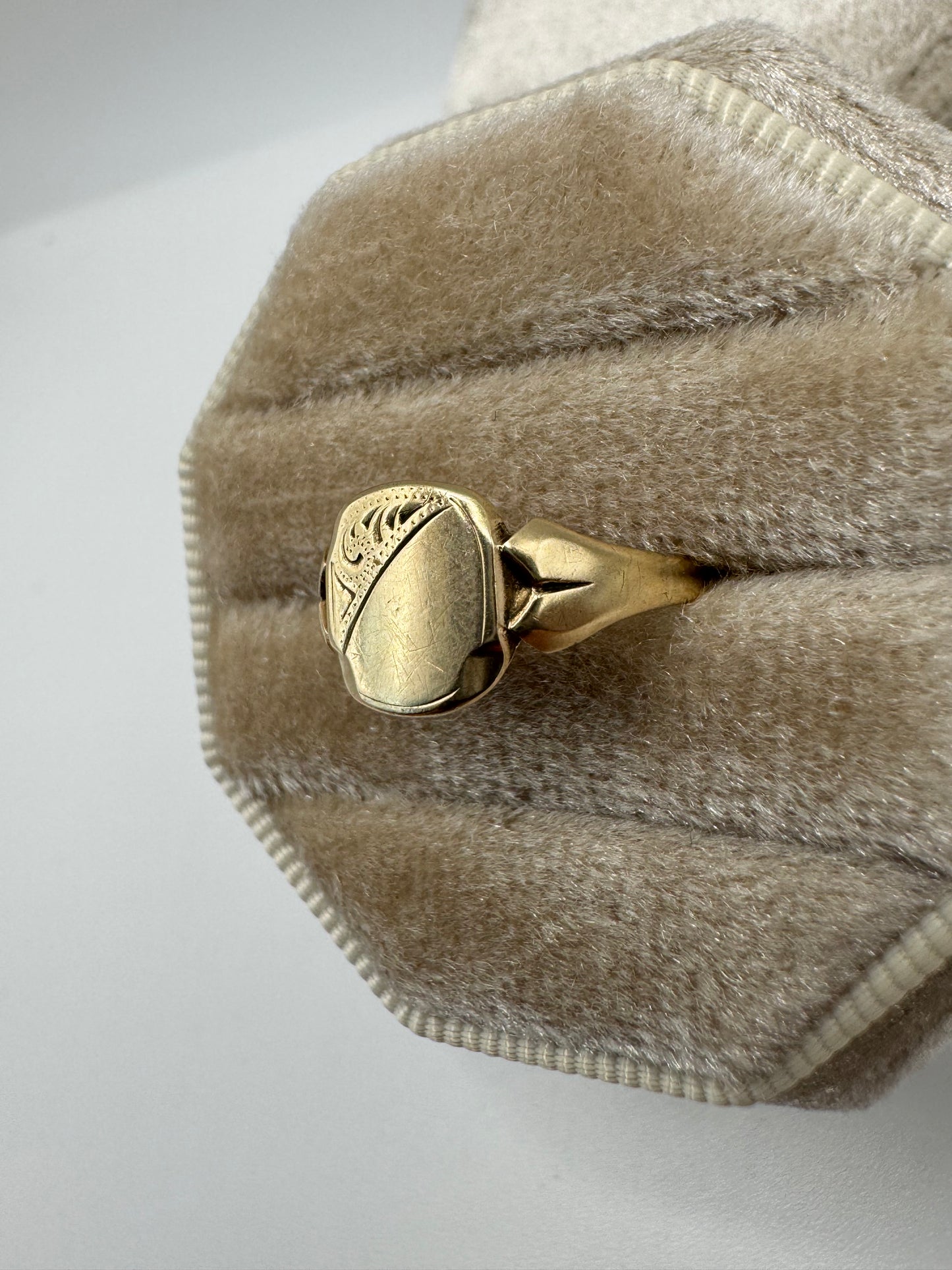 9ct gold engraved signet ring