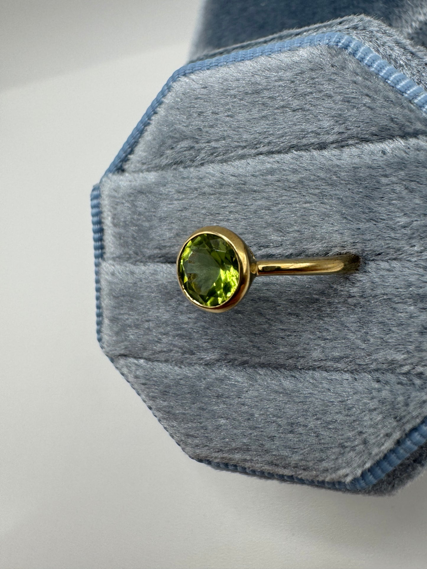9ct gold peridot ring