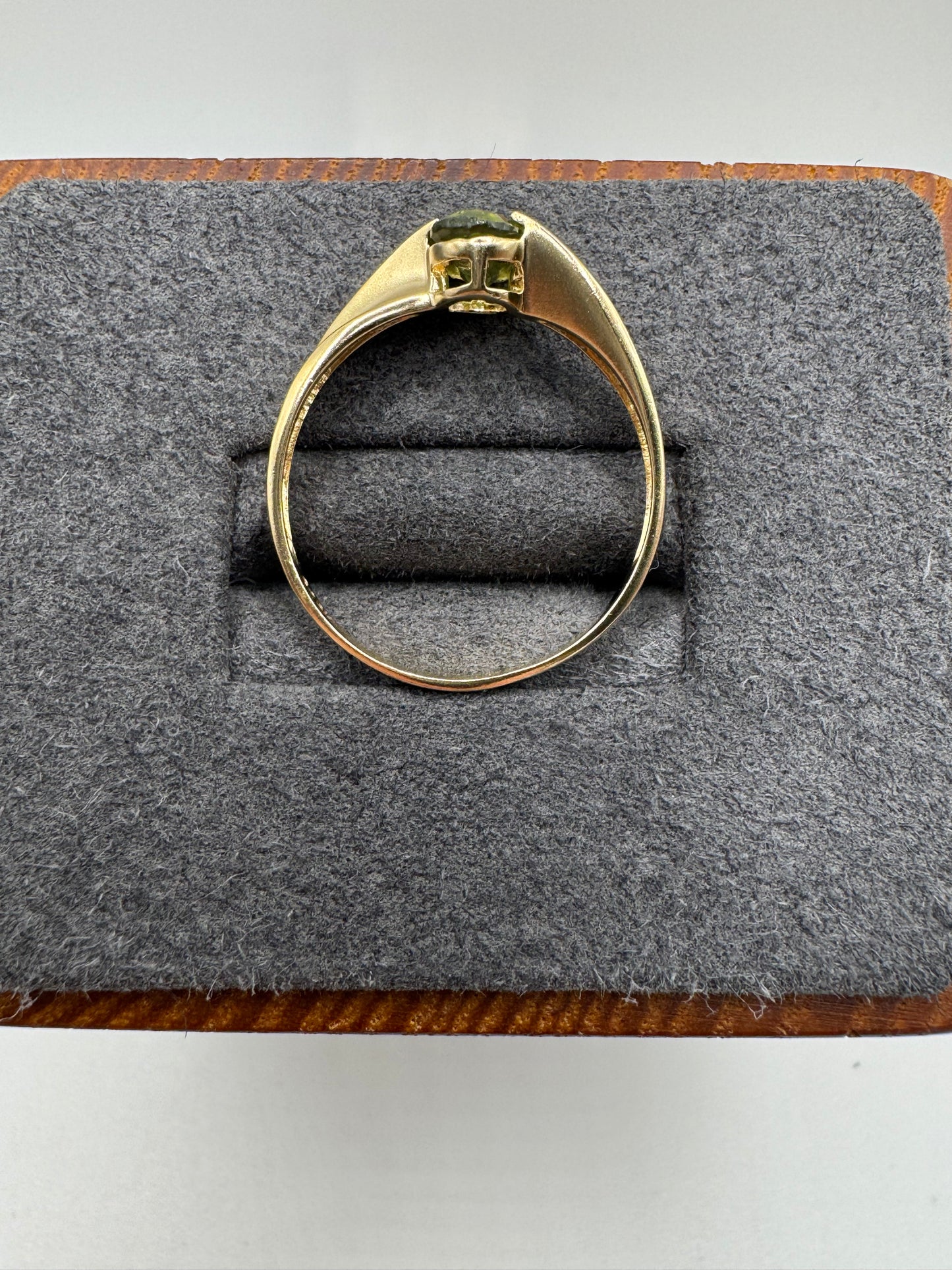 9ct gold quartz ring