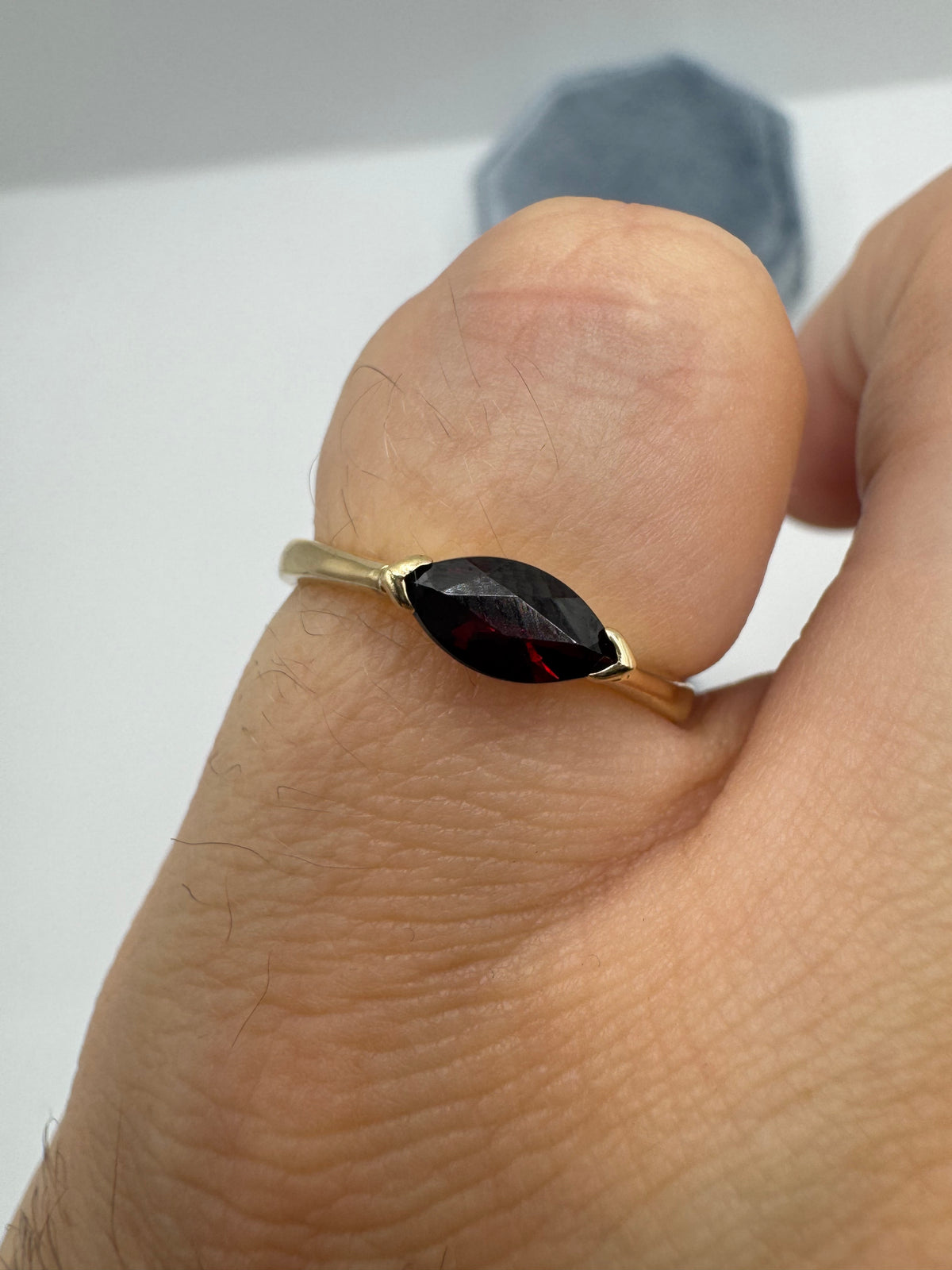 9ct gold garnet ring