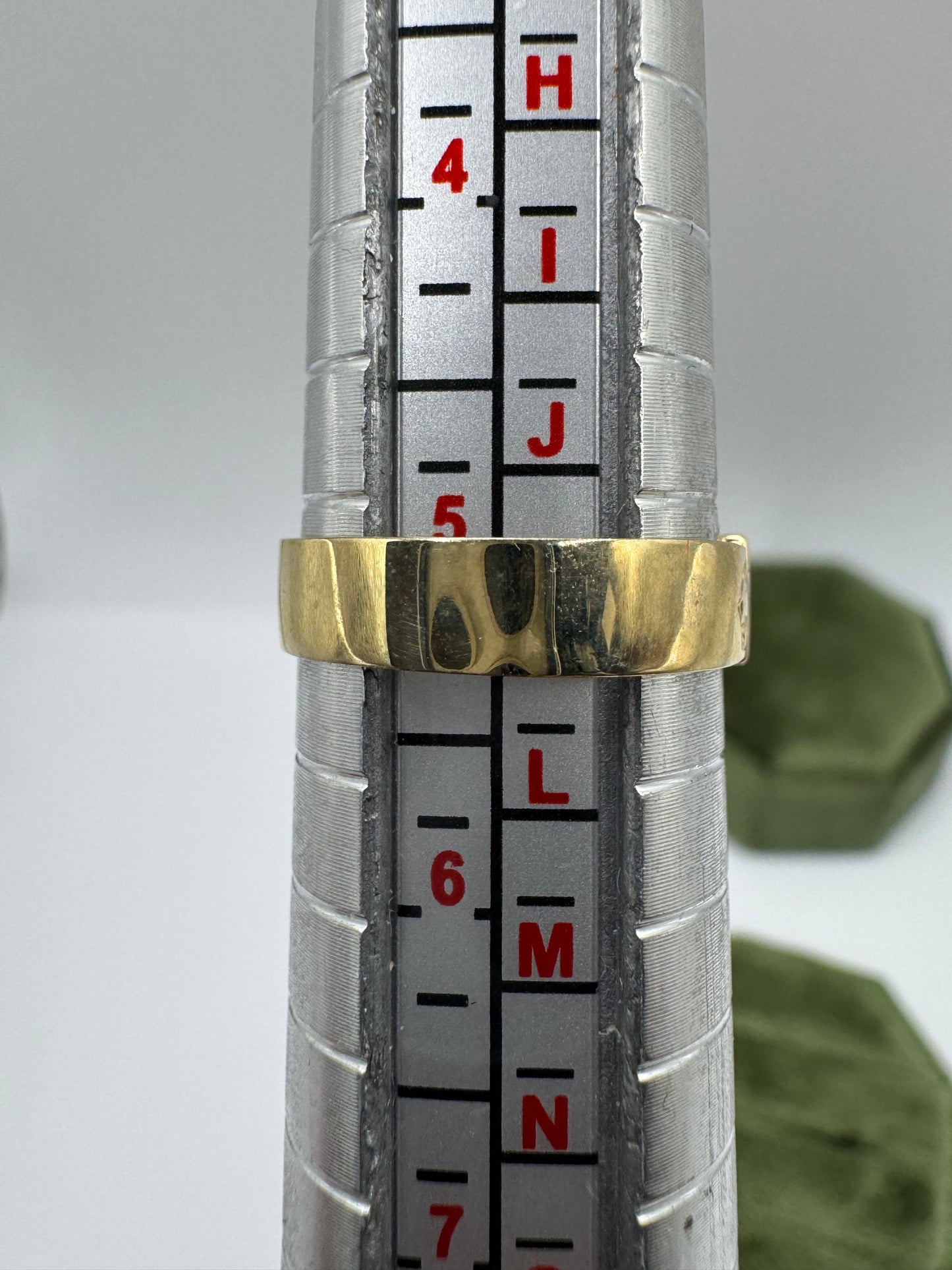 9ct gold cz engraved buckle ring