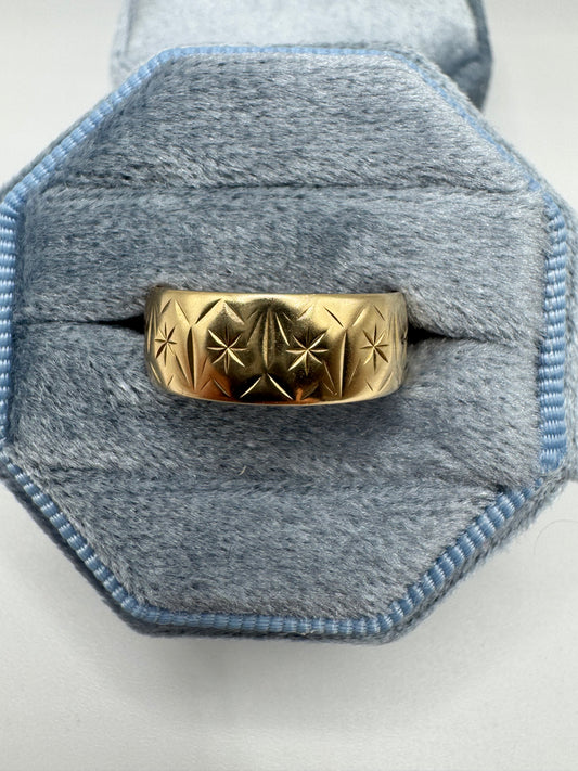 9ct gold patterned band