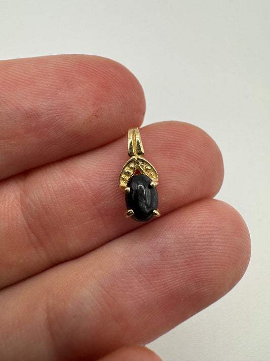 9ct gold cabochon sapphire pendant