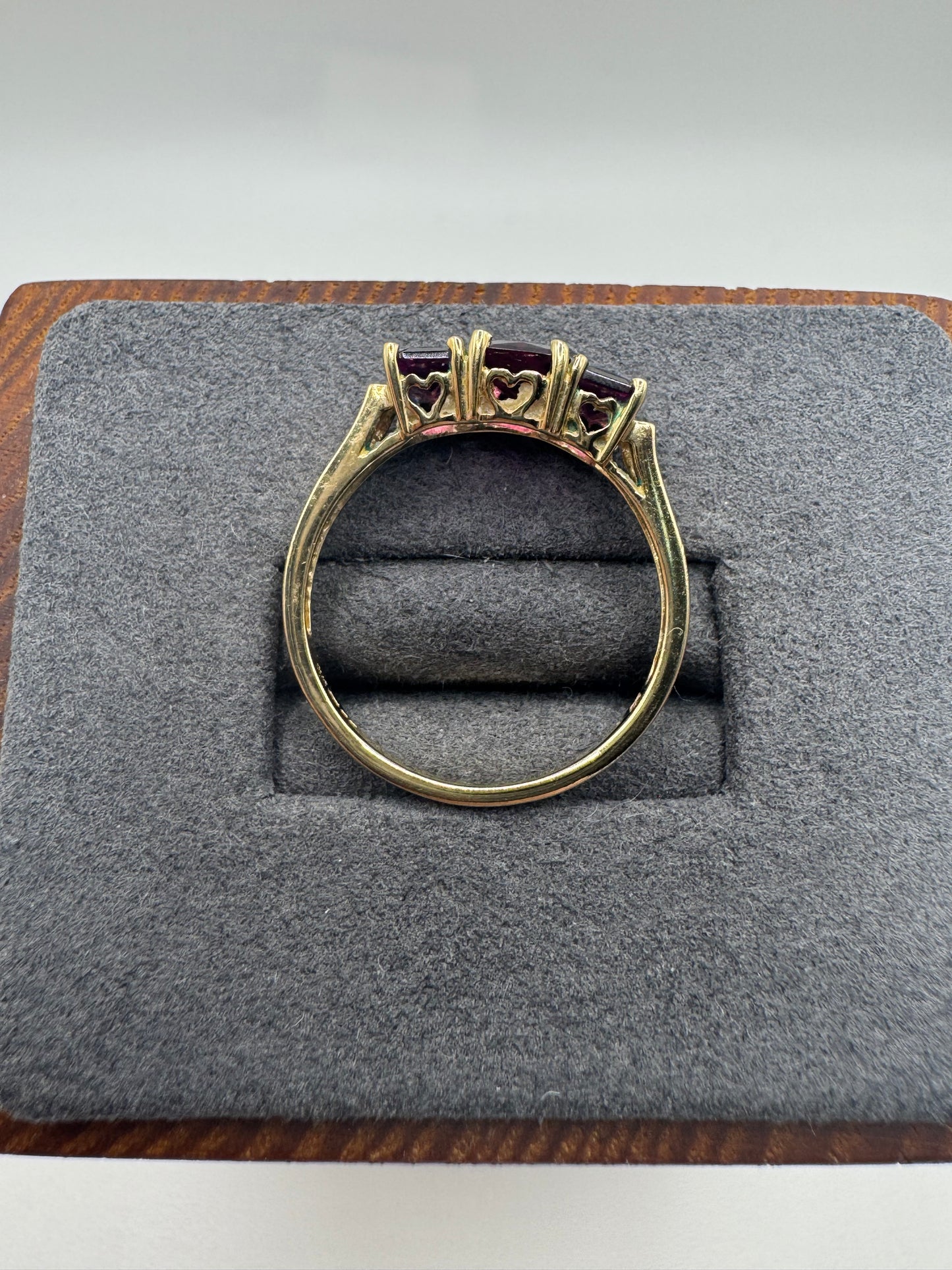 9ct gold garnet ring