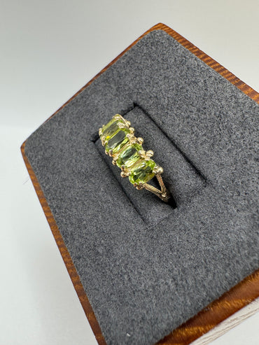 9ct gold peridot ring