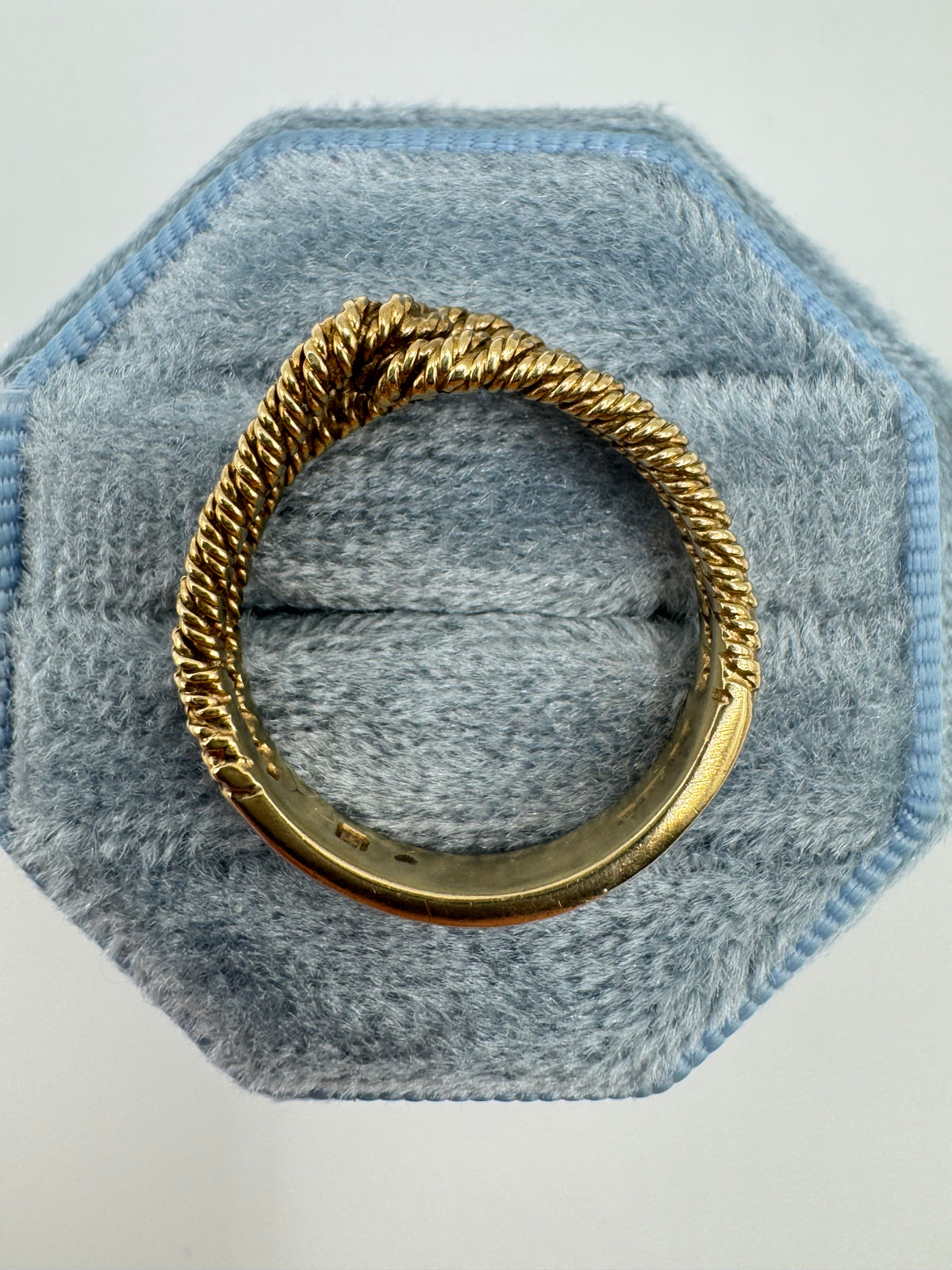 Heavy 9ct gold ridged knot ring