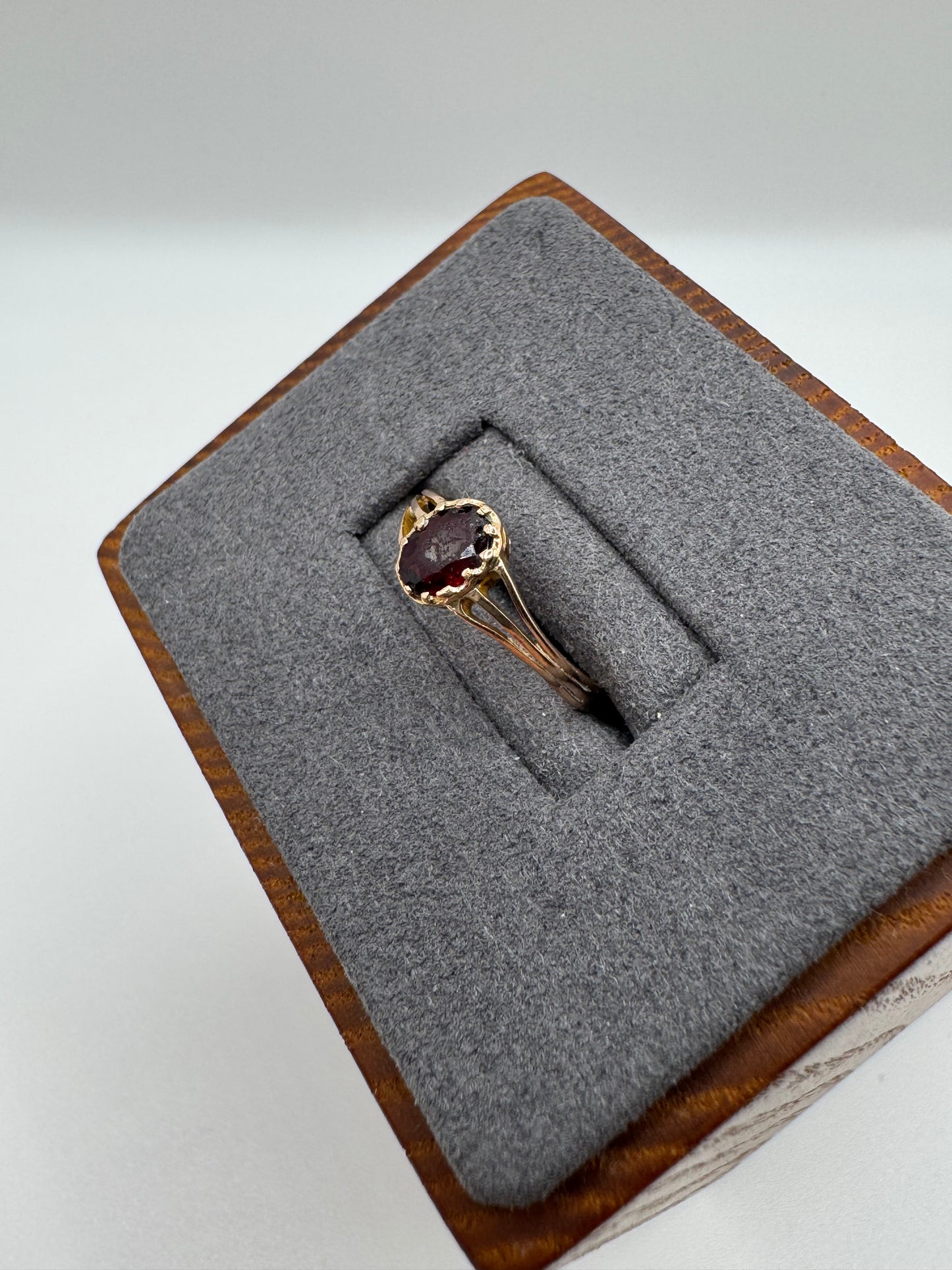 9ct gold garnet ring