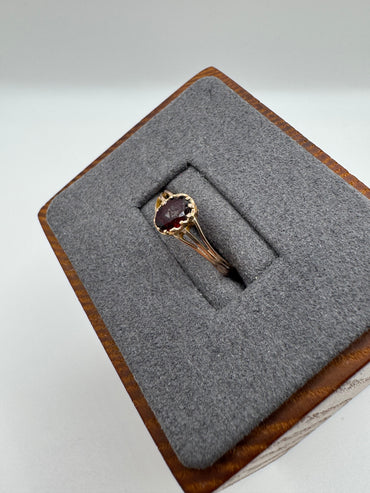 9ct gold garnet ring