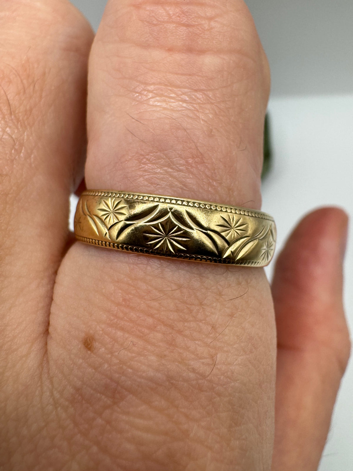 Vintage 9ct gold patterned band