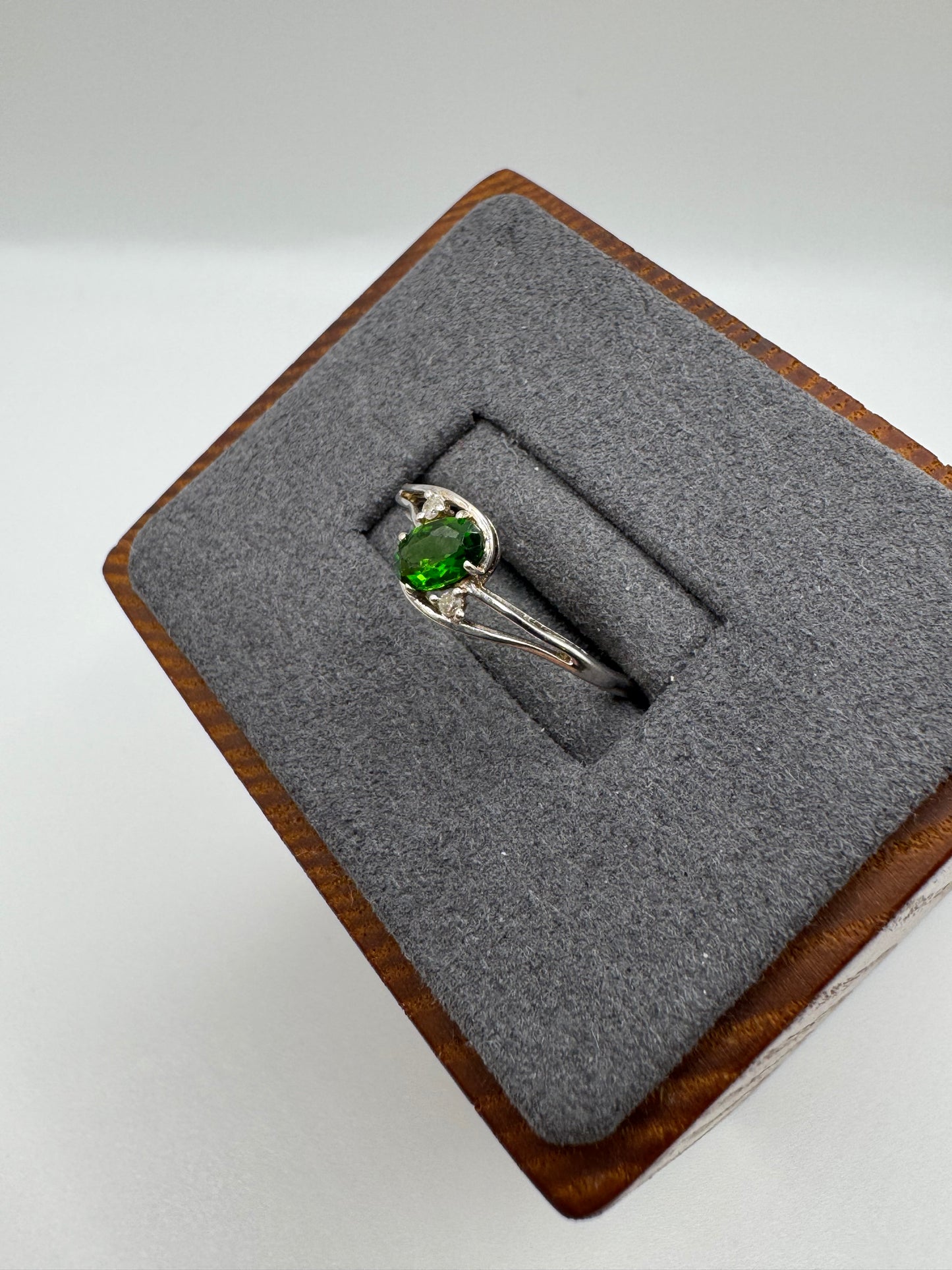 9ct white gold diopside and diamond ring