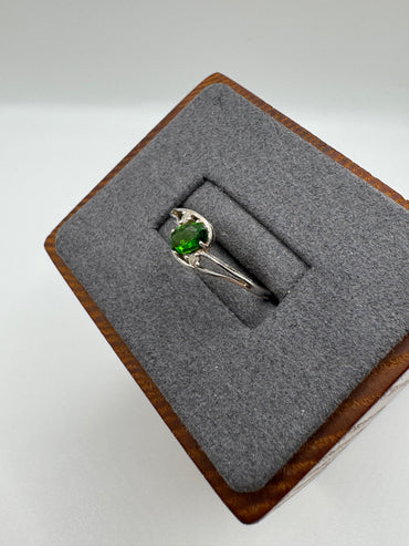 9ct white gold diopside and diamond ring