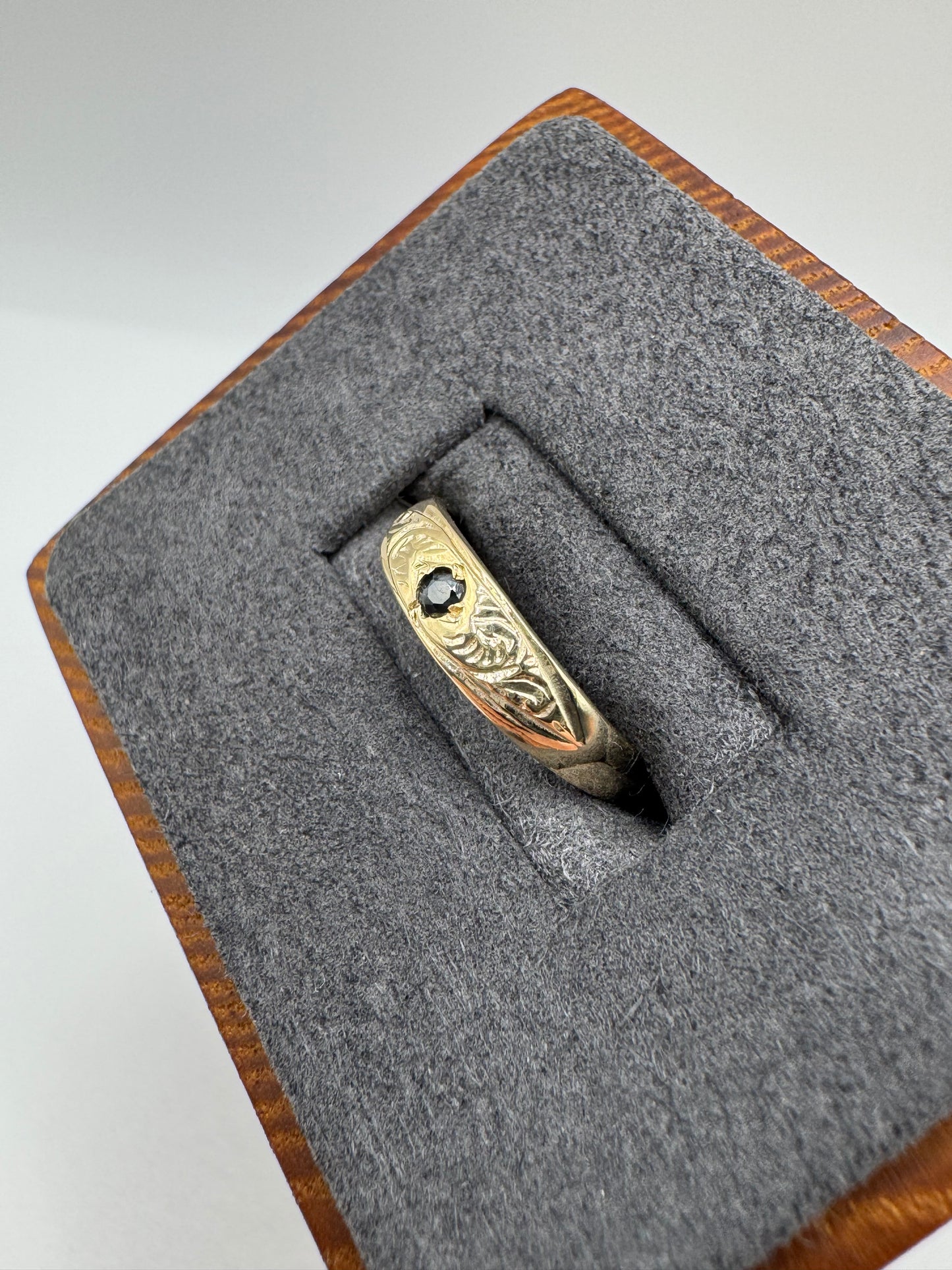 9ct gold sapphire engraved gypsy ring