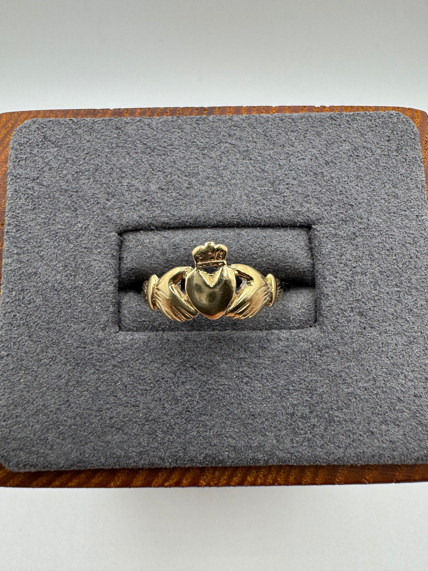 9ct gold claddagh ring