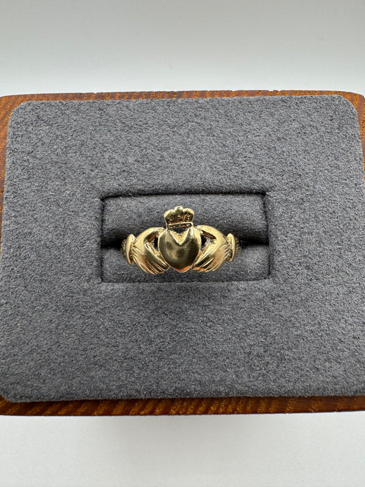 9ct gold claddagh ring