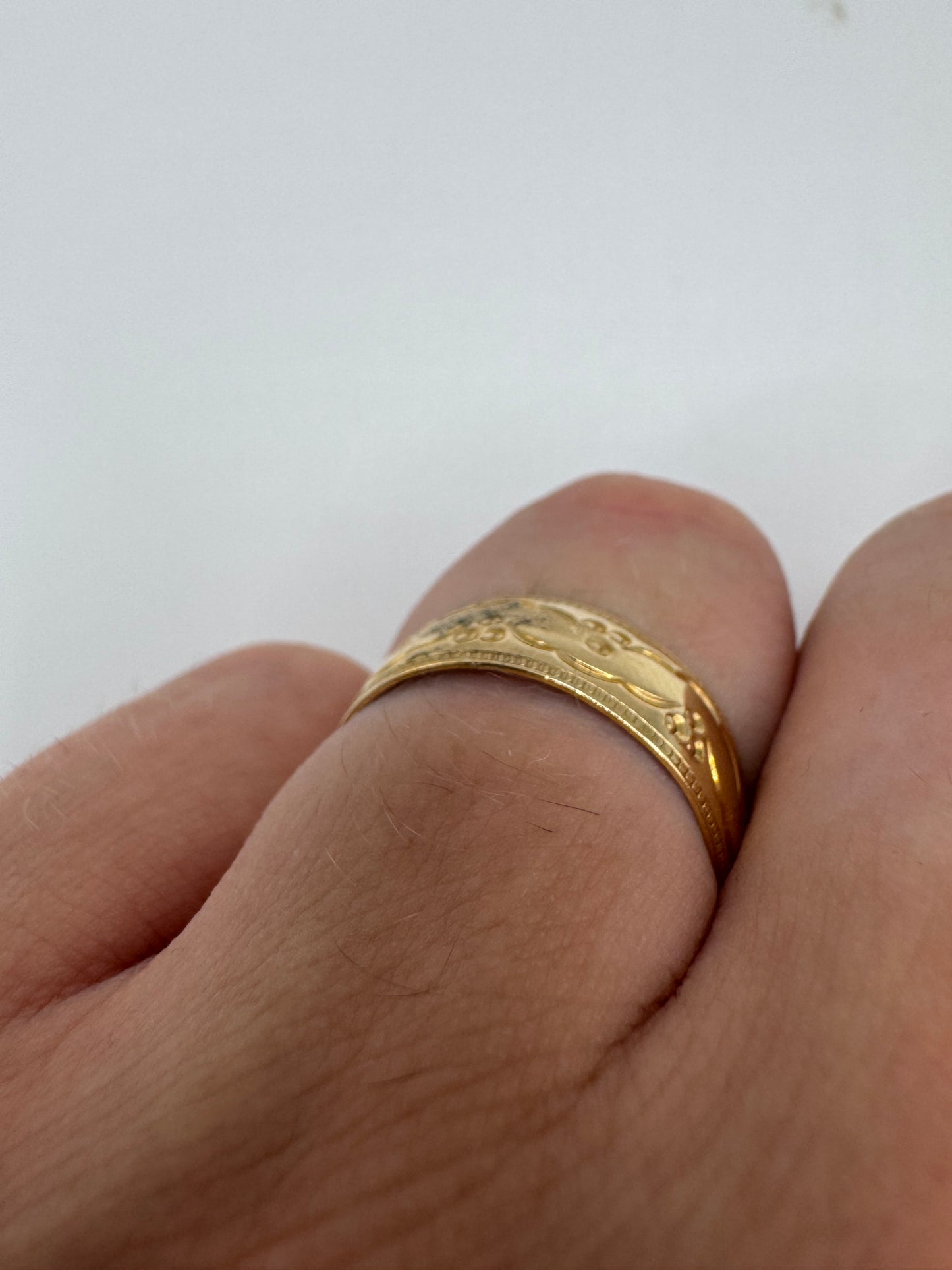 9ct gold patterned band