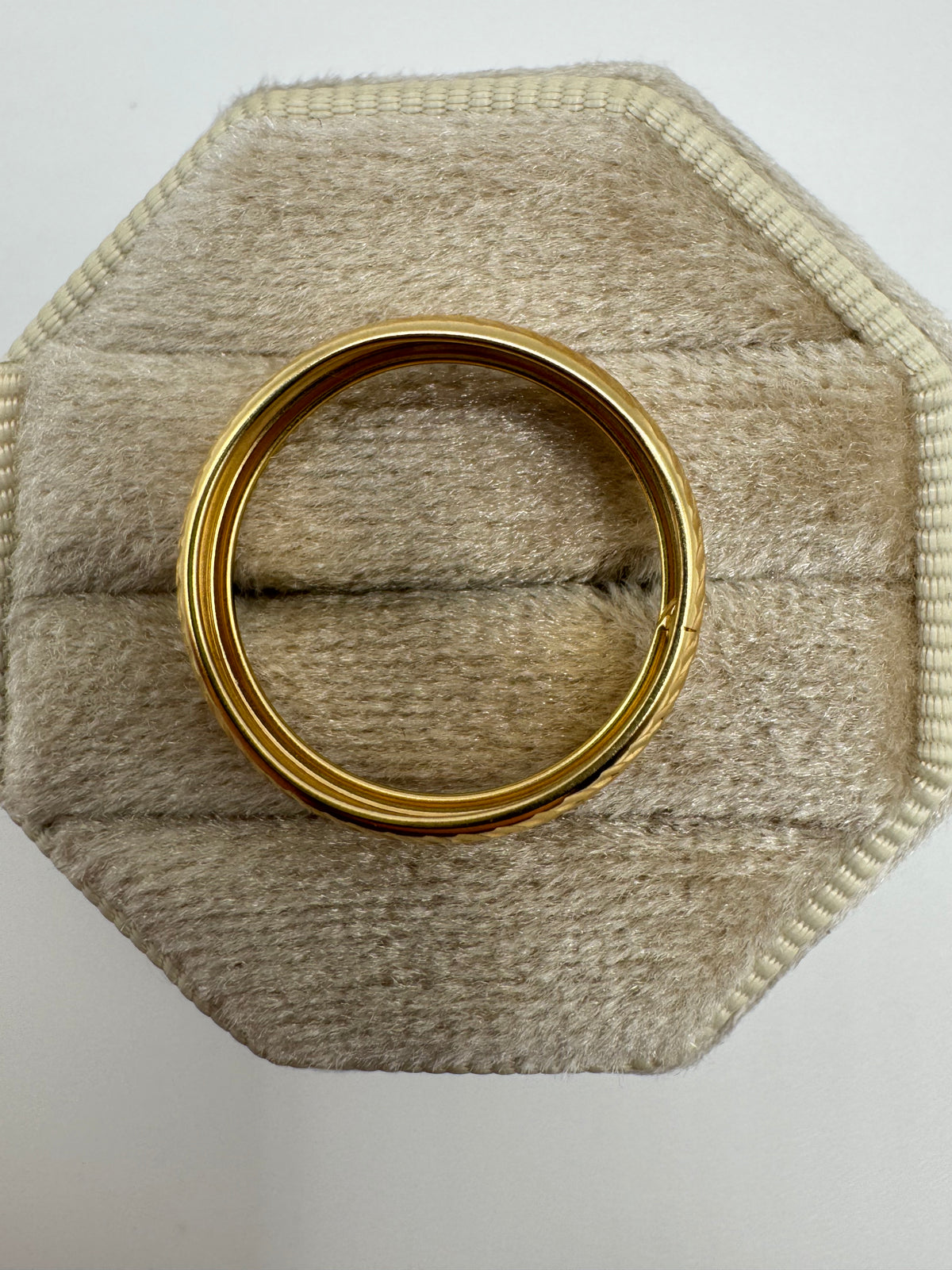 9ct gold patterned band