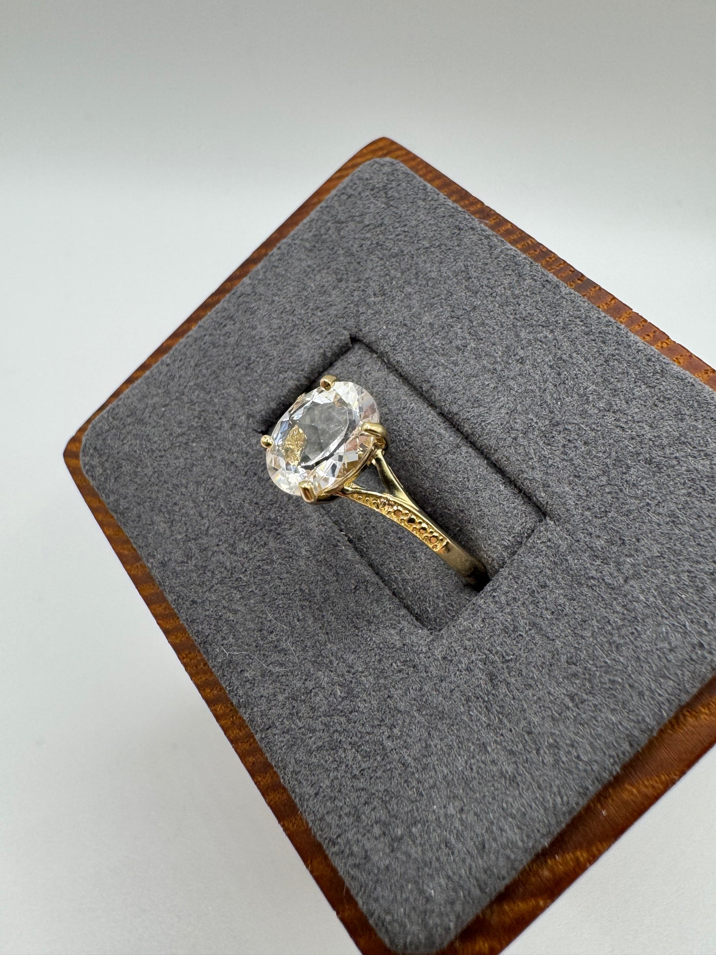 9ct gold white topaz ring