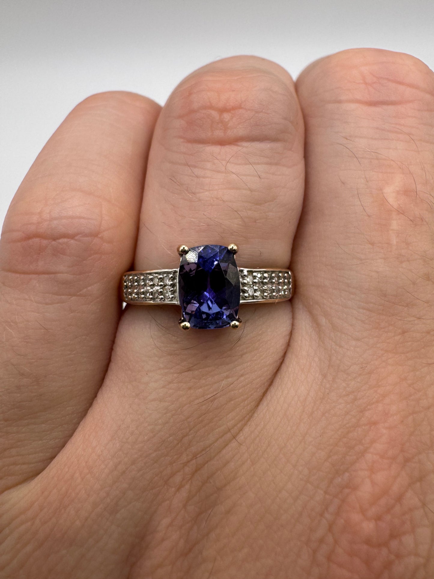 9ct gold tanzanite and diamond ring