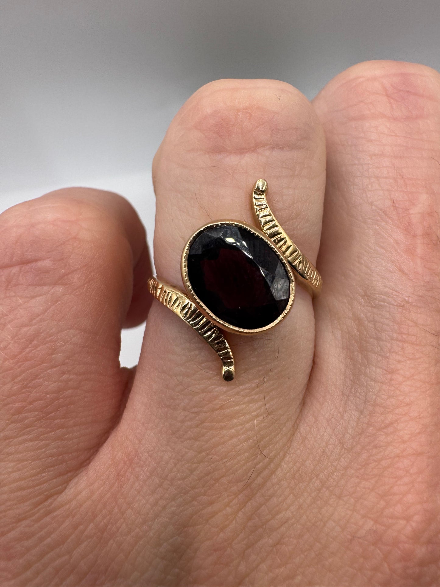 9ct gold garnet ring