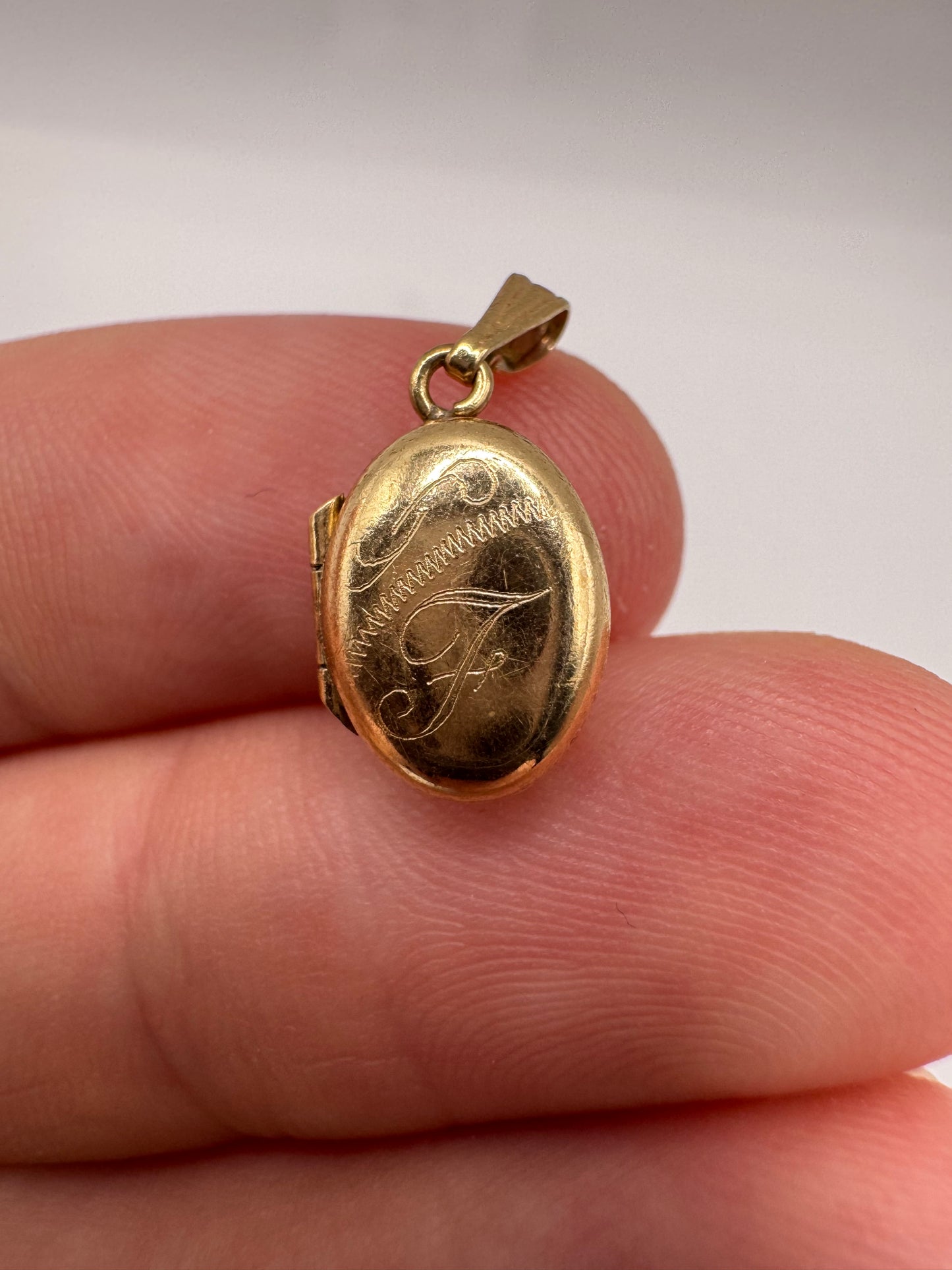 9ct gold engraved locket