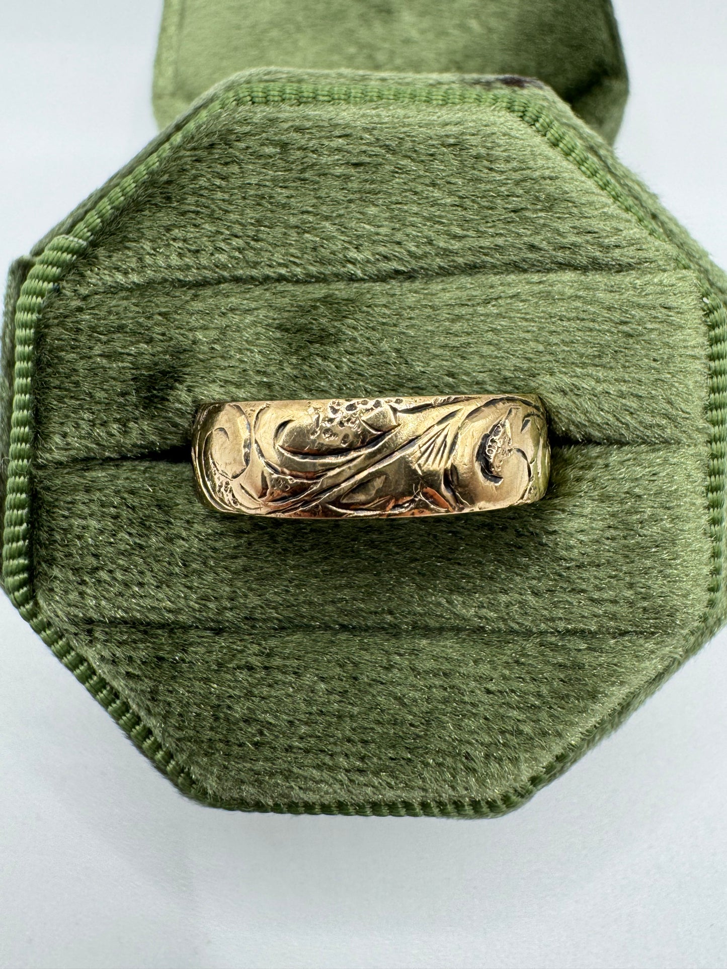 9ct gold patterned band