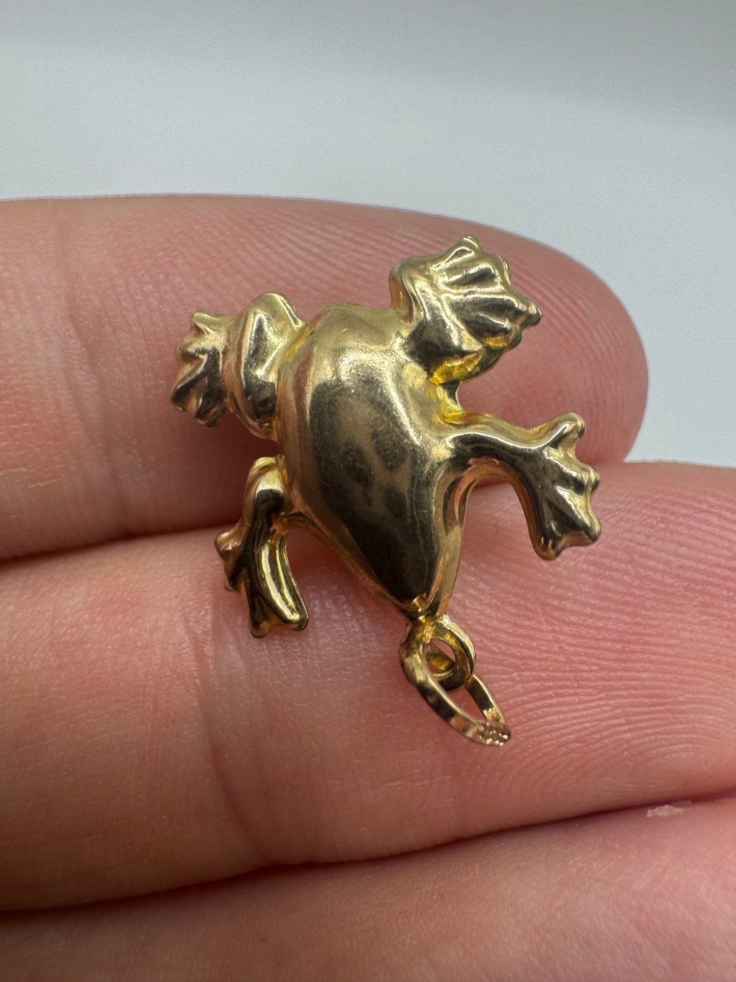 9ct gold frog pendant