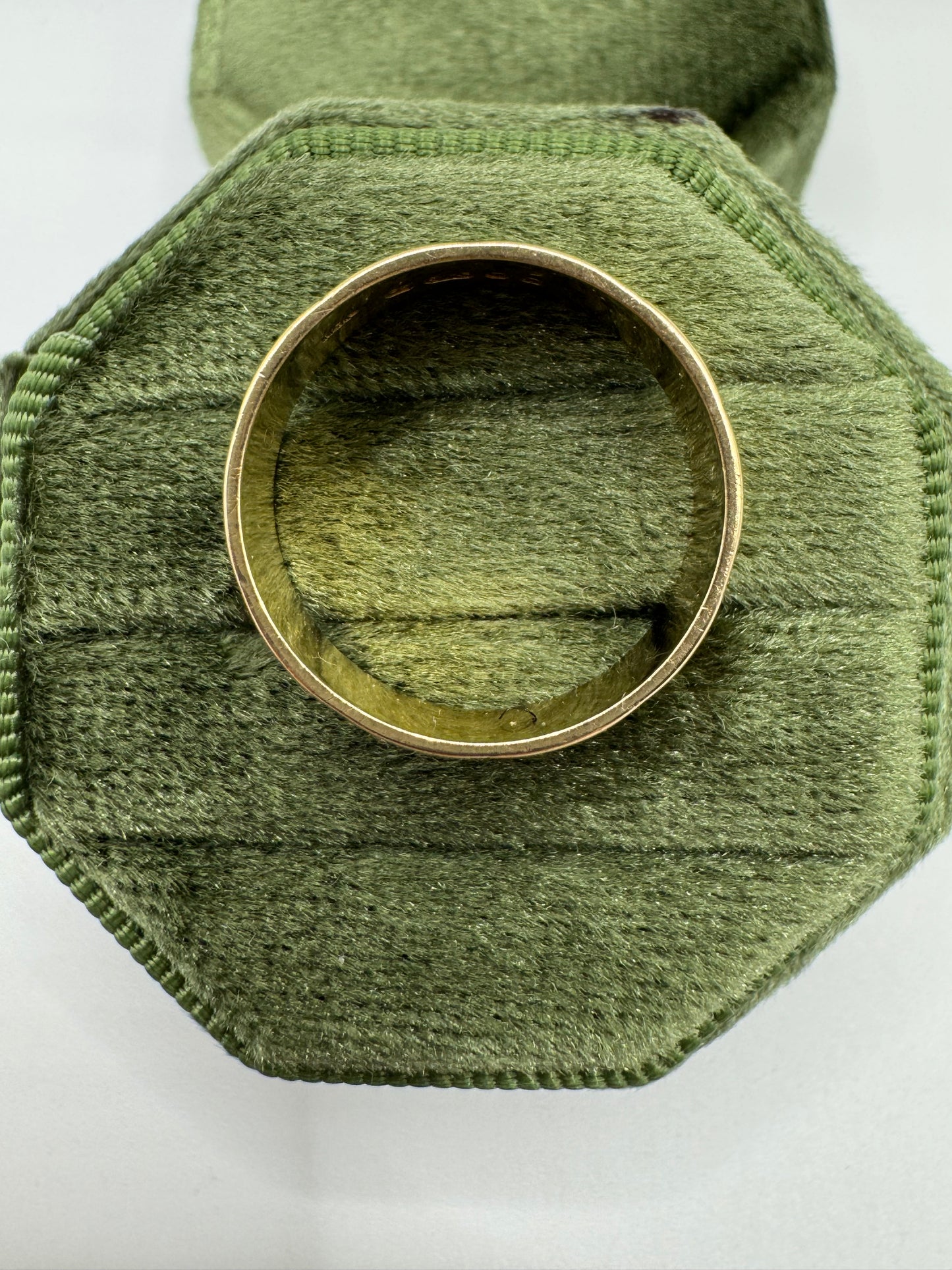 9ct gold patterned band