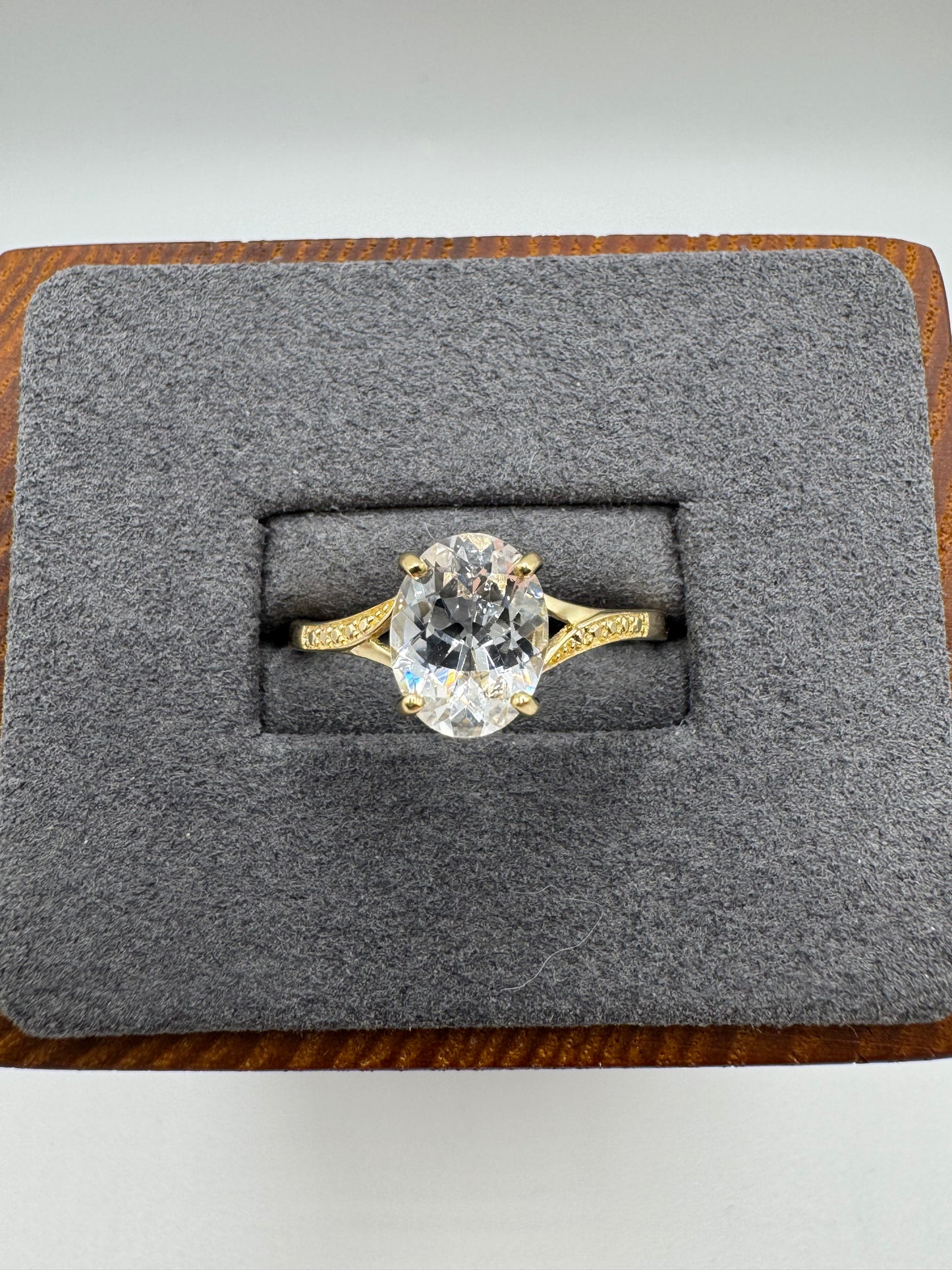 9ct gold white topaz ring